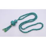 A turquoise necklace. 84 cm long.