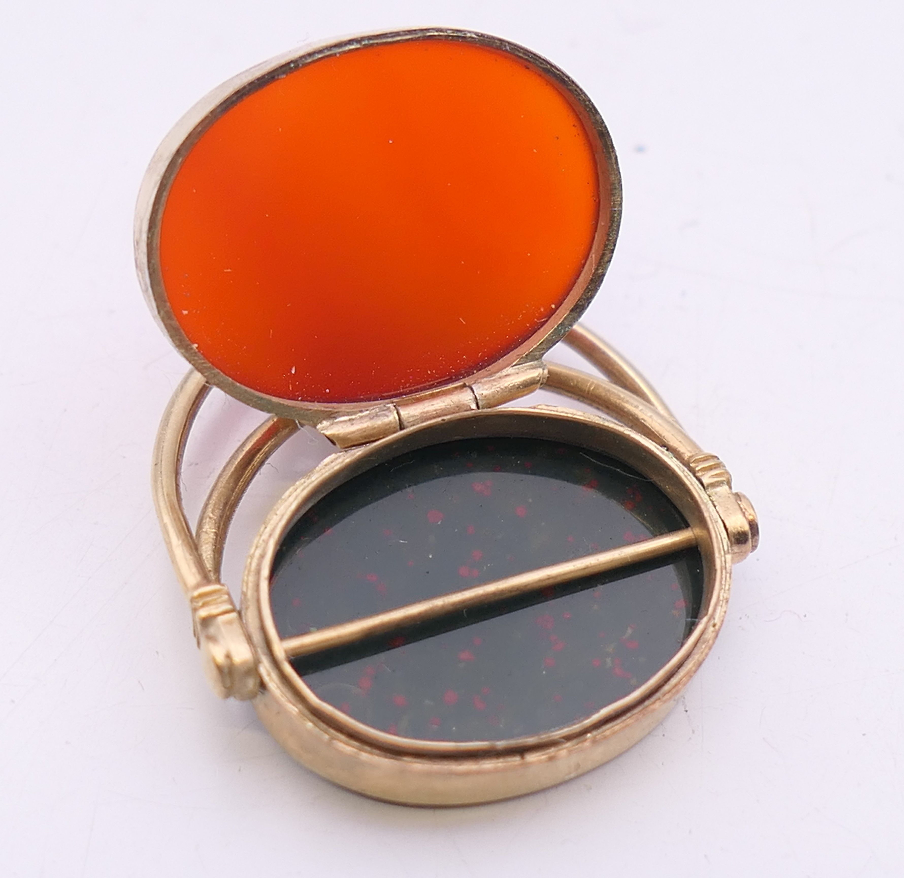 A 9 ct gold bloodstone and carnelian swing fob. 3.5 cm high. 7.6 grammes total weight. - Image 5 of 7
