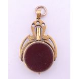 A 15 ct gold bloodstone and carnelian set watch key fob. 4 cm high. 7.2 grammes total weight.
