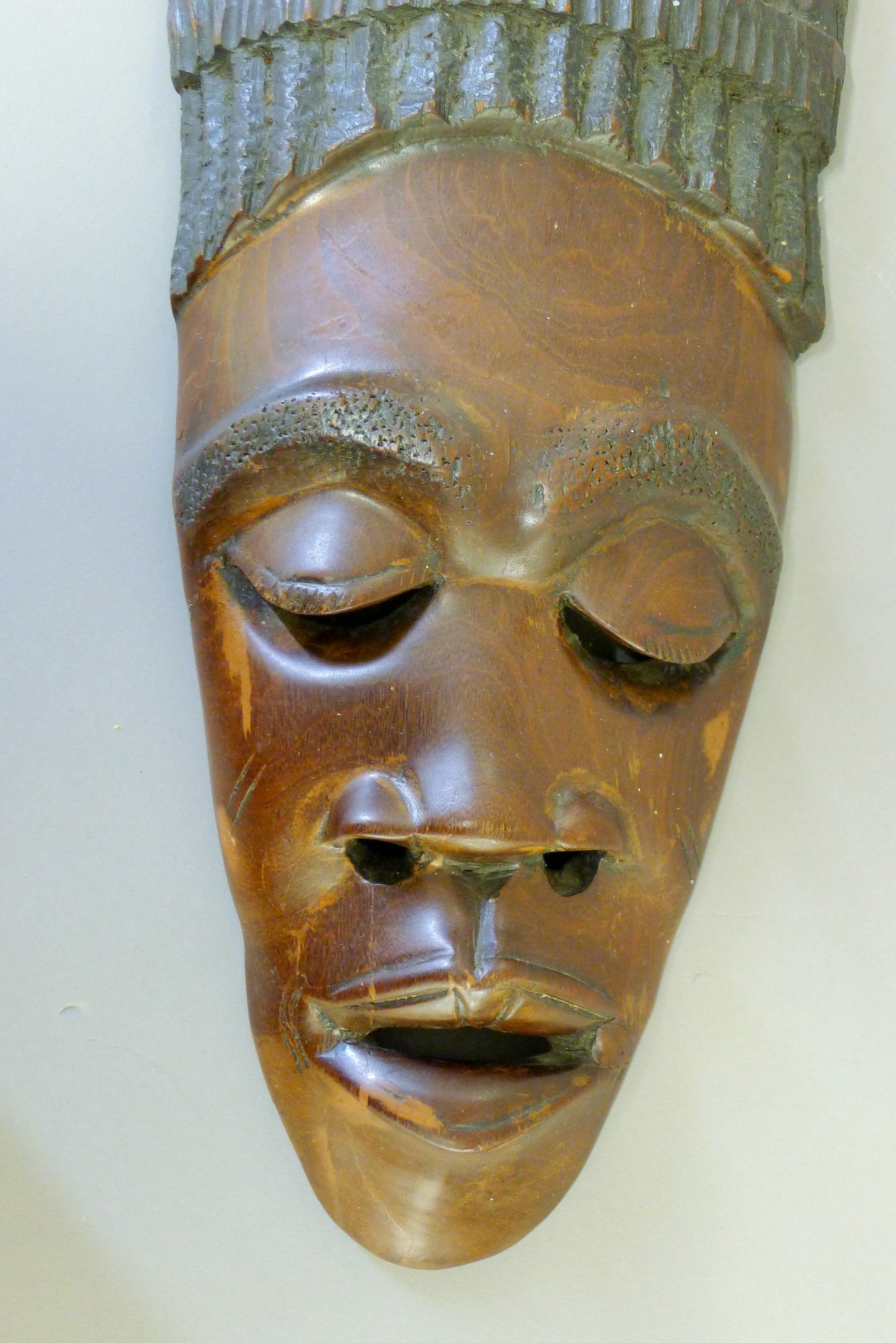 An African wooden mask wall hanging. 56 cm high. - Image 4 of 4