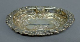 A small silver pin dish. 14 cm wide. 32.7 grammes.