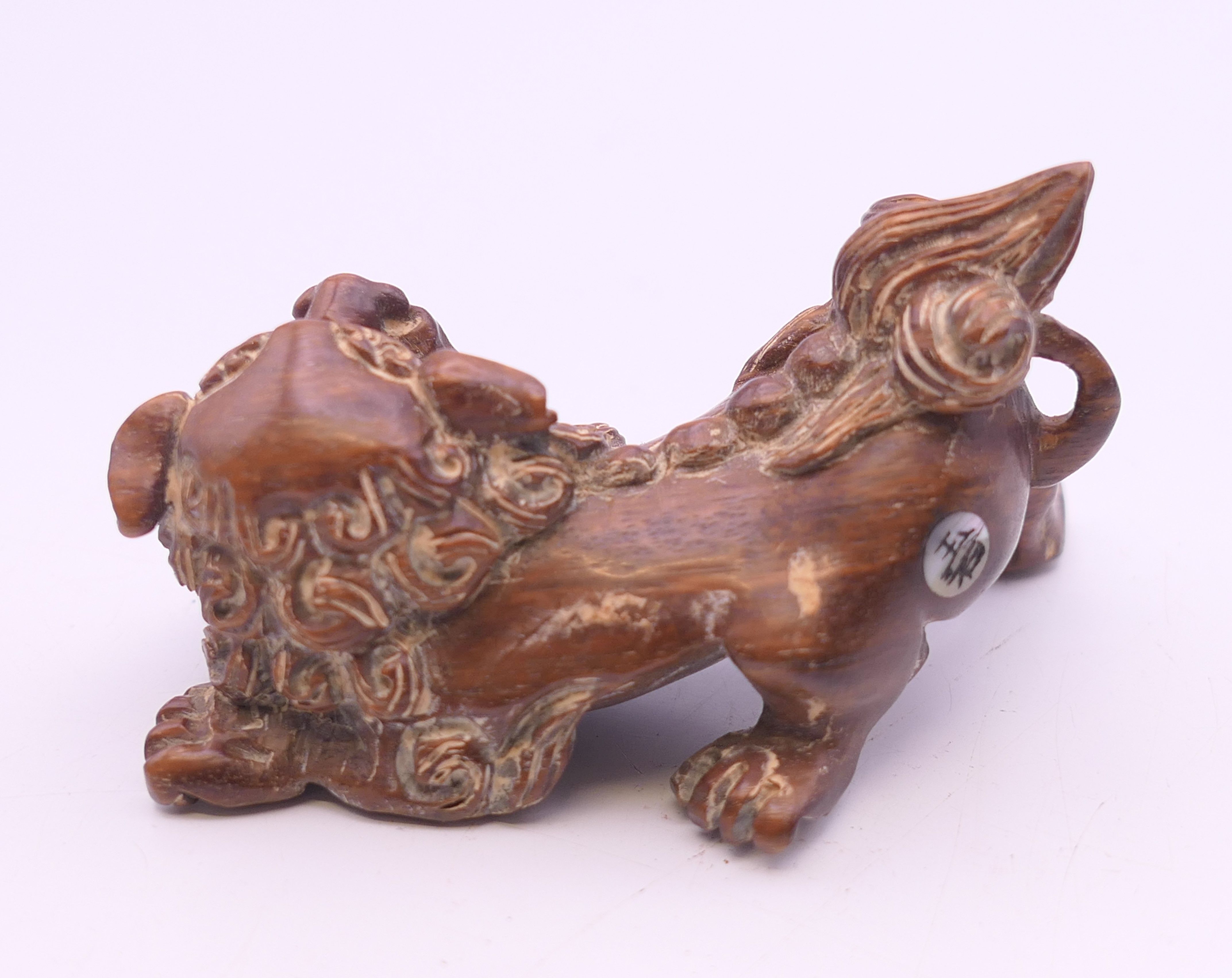 A wooden dog-of-fo. 5.5 cm long. - Image 2 of 4