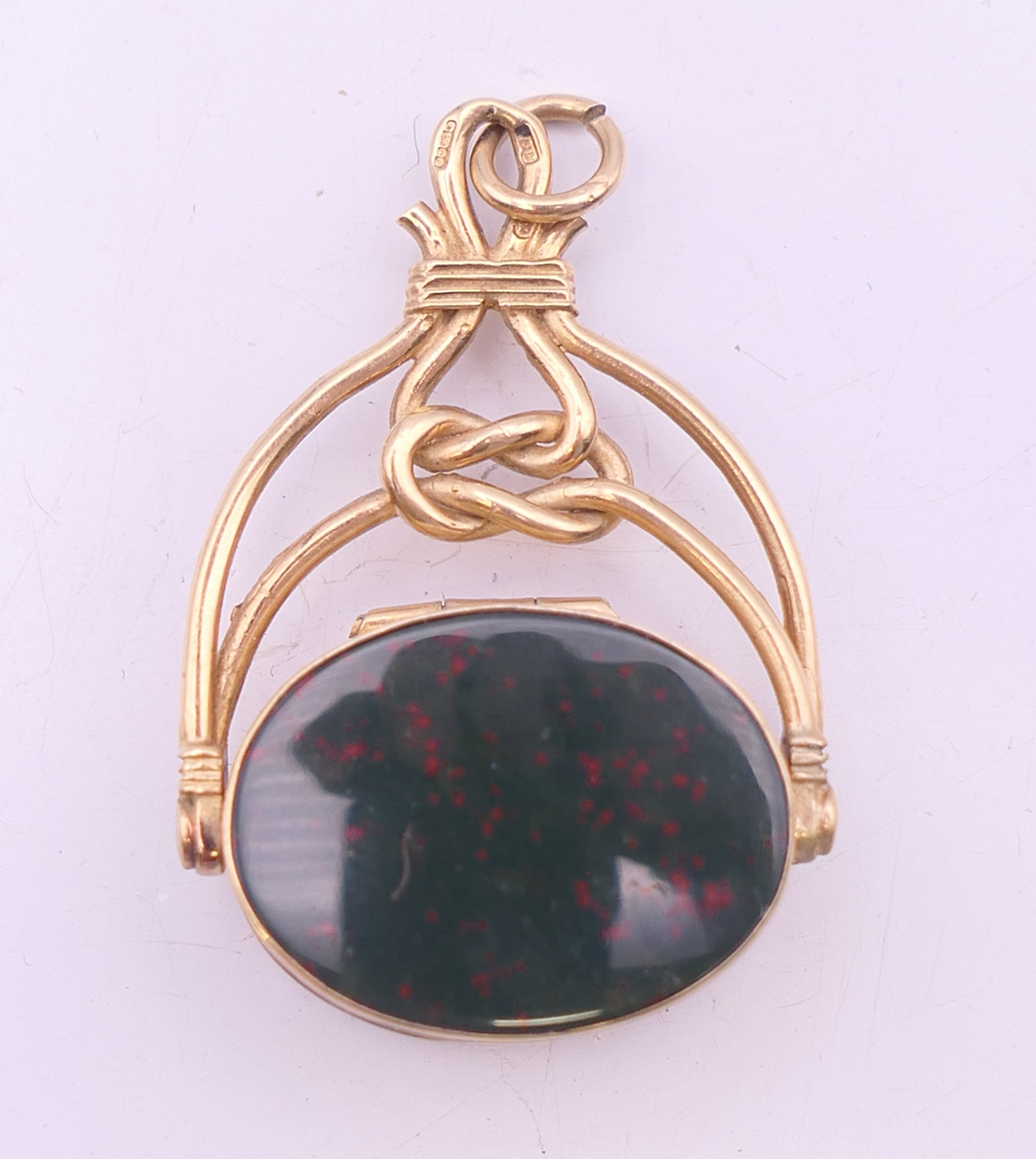 A 9 ct gold bloodstone and carnelian swing fob. 3.5 cm high. 7.6 grammes total weight. - Image 2 of 7