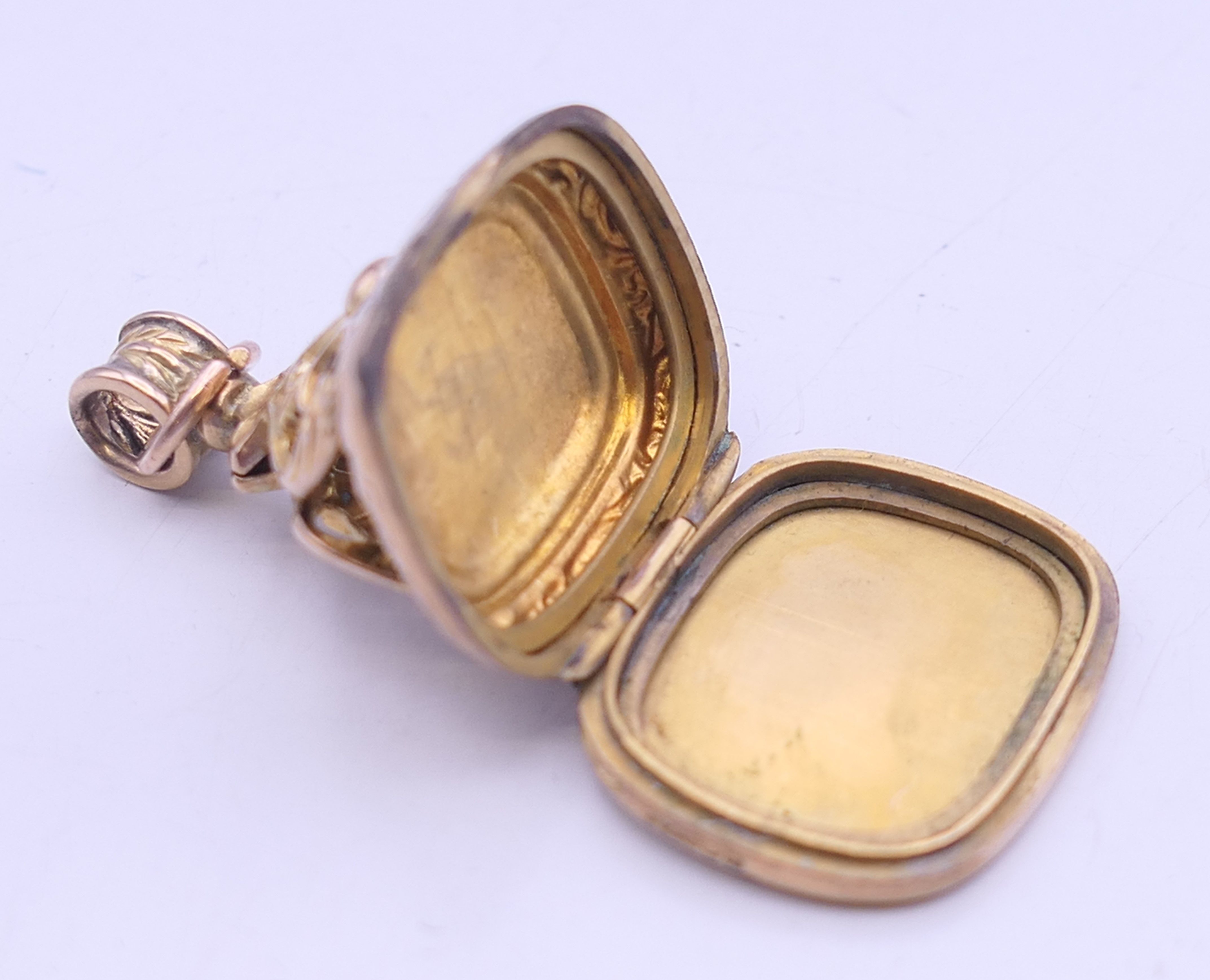 A 9 ct gold fob locket. 2.5 cm high. 6.4 grammes. - Image 5 of 6