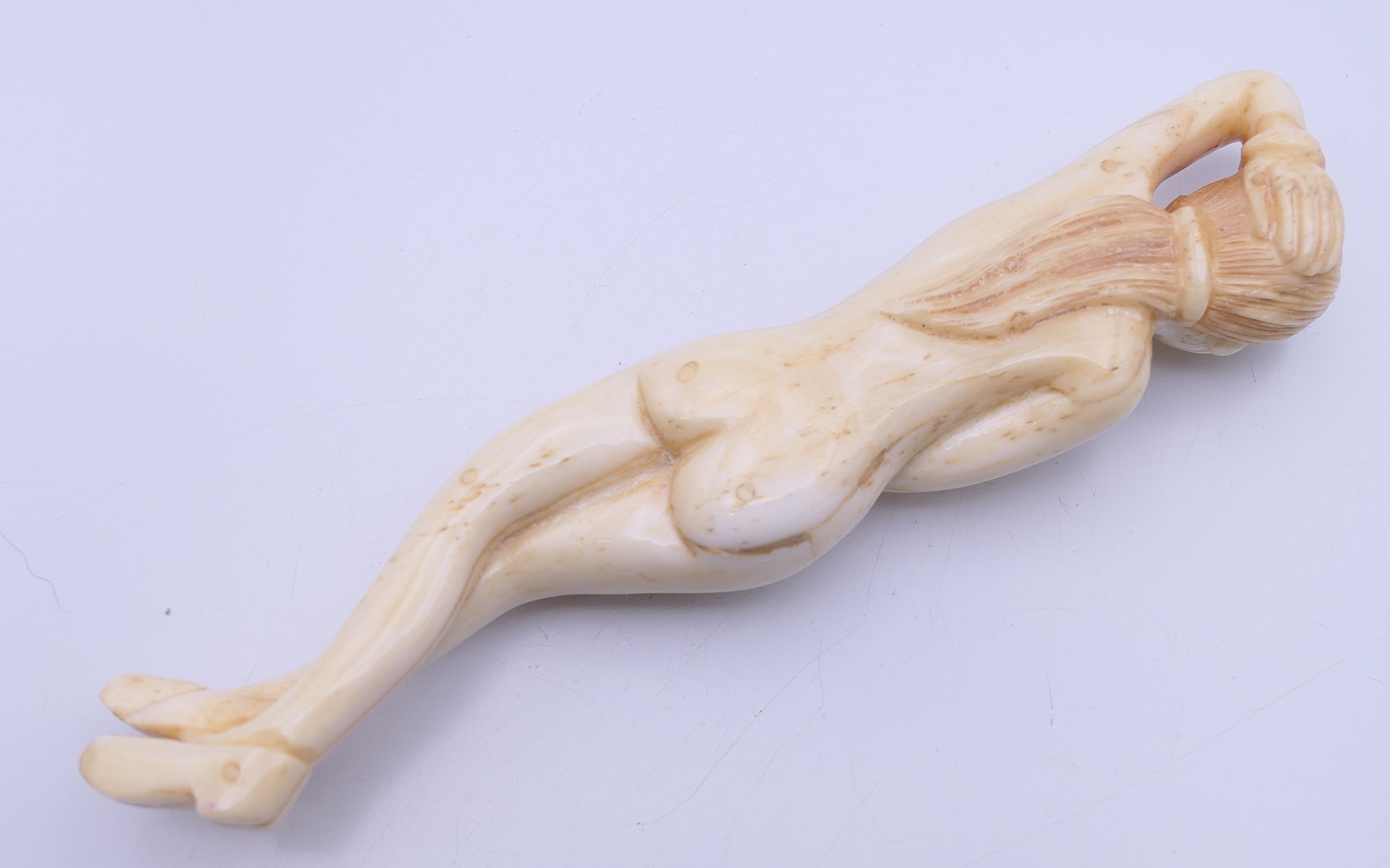 A bone model of a doctor's figure 12.5 cm long. - Image 2 of 5