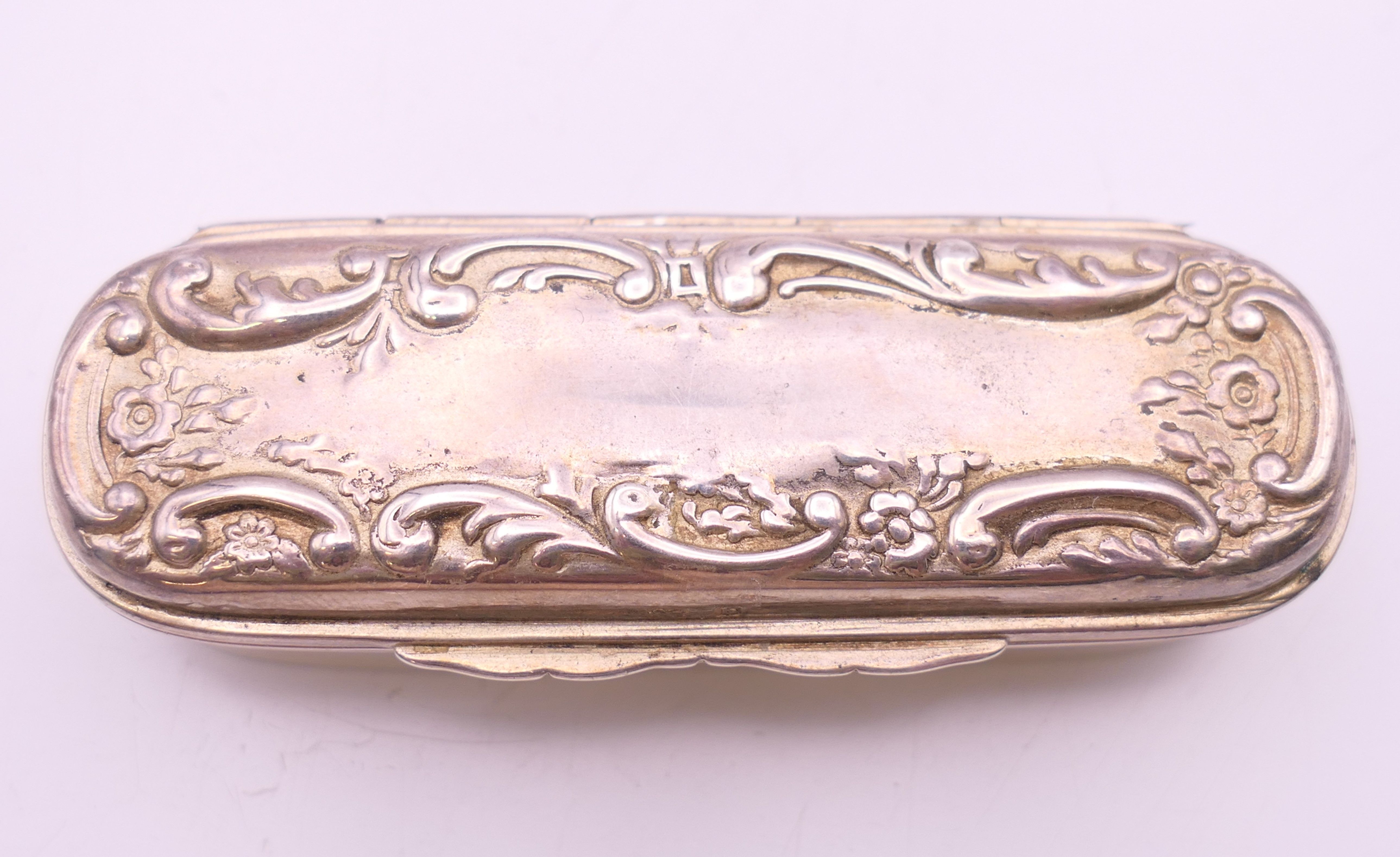 An Edwardian silver box, Birmingham 1901. 7.5 cm wide. 42.9 grammes. - Image 2 of 5