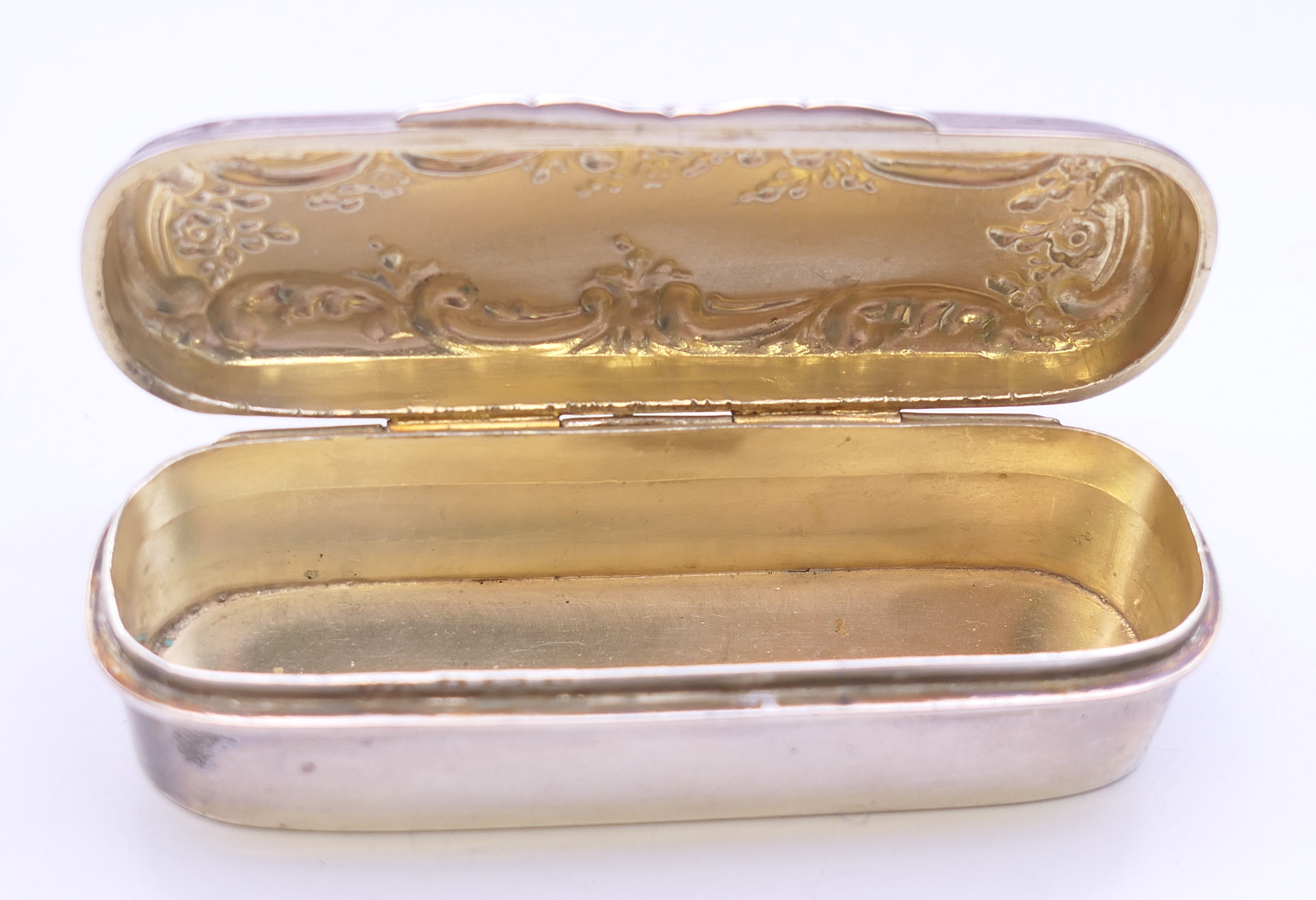 An Edwardian silver box, Birmingham 1901. 7.5 cm wide. 42.9 grammes. - Image 4 of 5