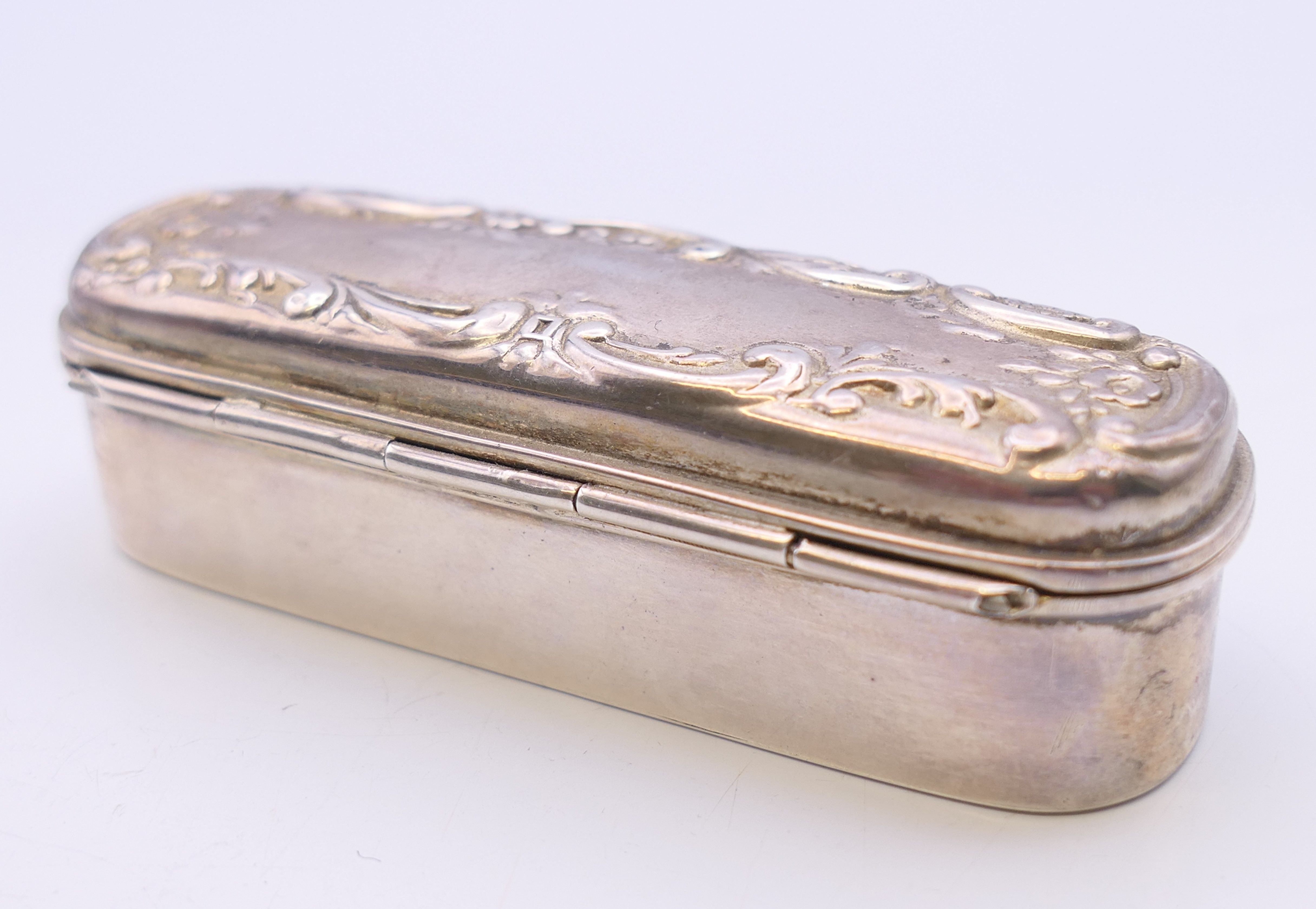 An Edwardian silver box, Birmingham 1901. 7.5 cm wide. 42.9 grammes. - Image 3 of 5