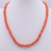 A coral necklace. 40 cm long.