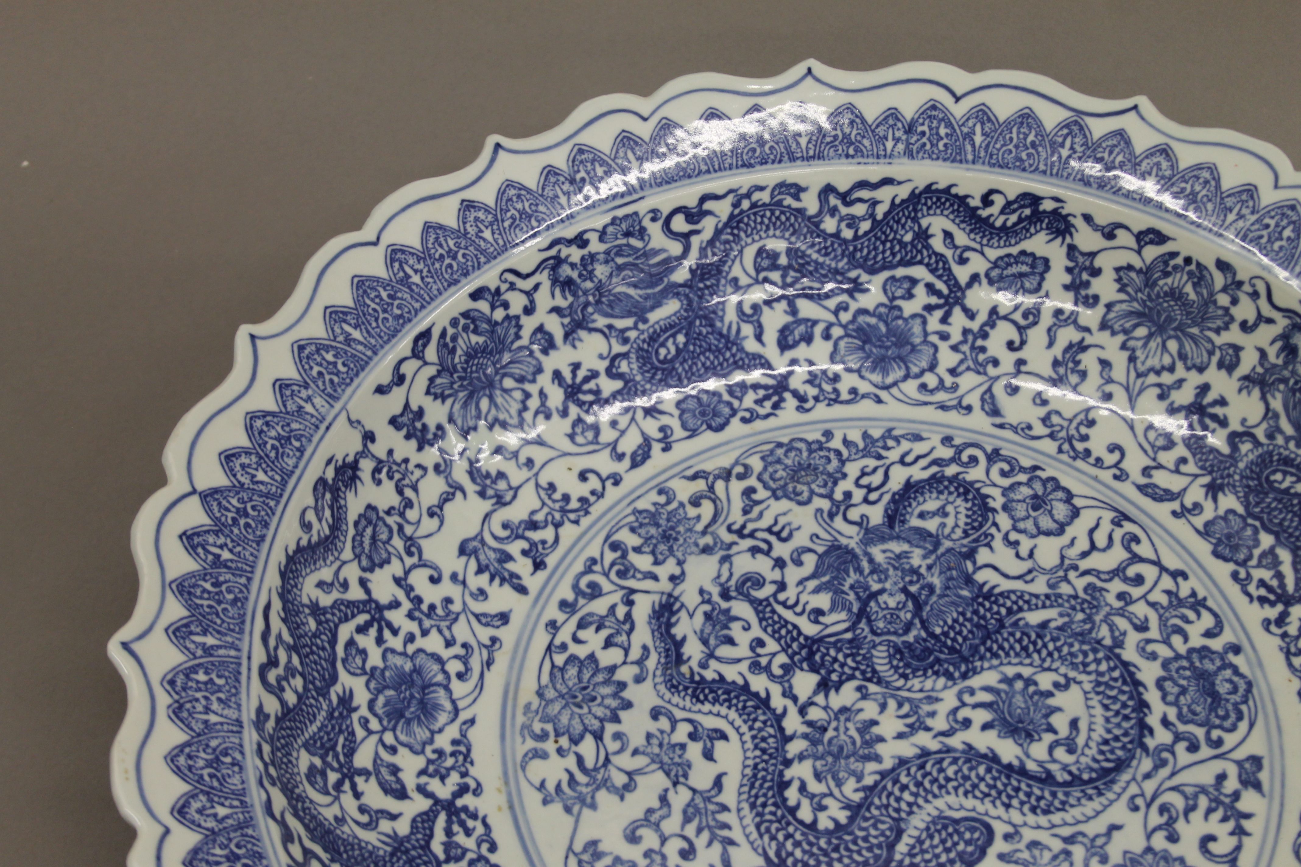 A Chinese blue and white porcelain bowl decorated with dragons. 40 cm diameter. - Image 2 of 4
