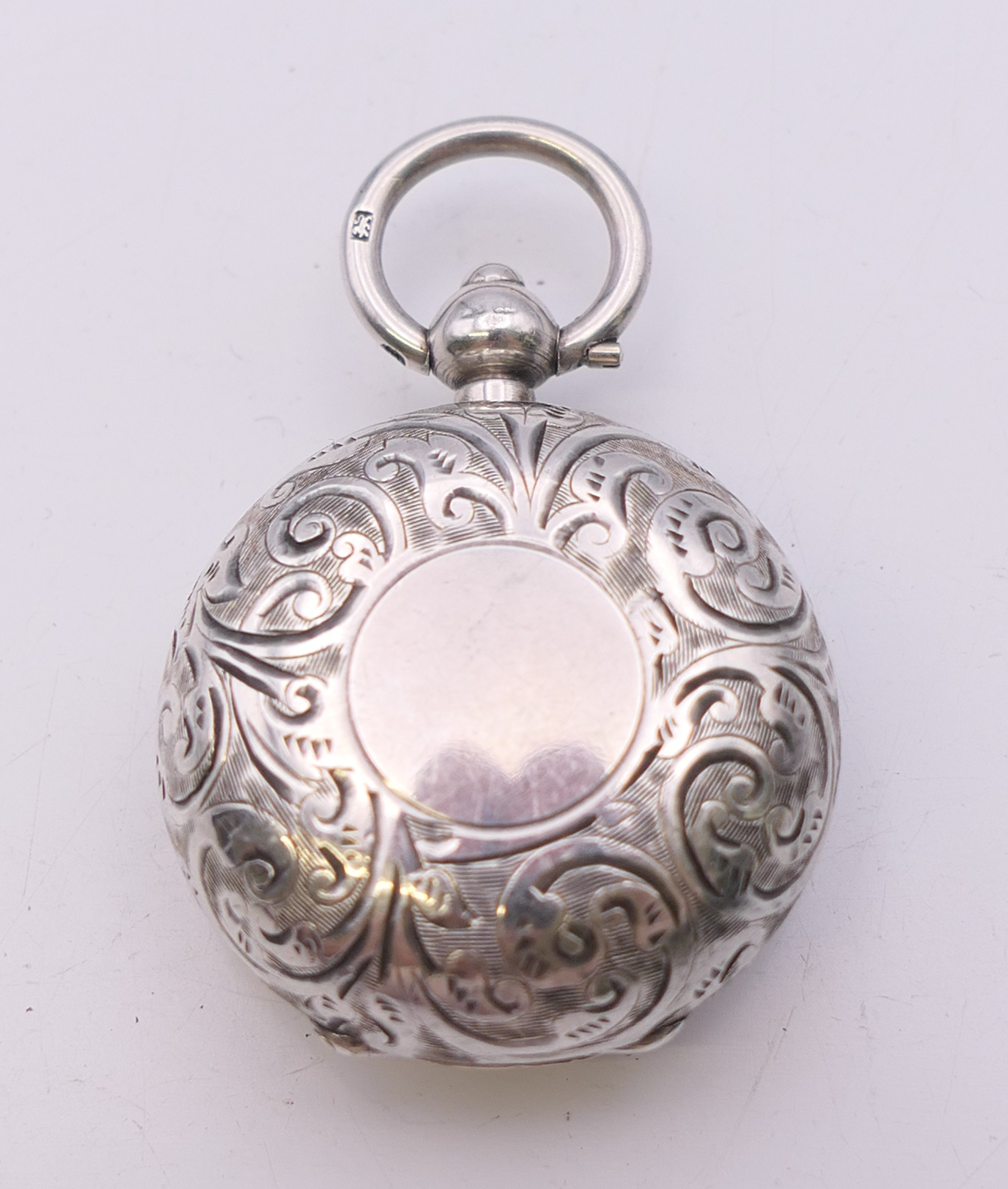 A George V silver single sovereign case with leaf pattern, Birmingham 1912. 3 cm diameter. 20.