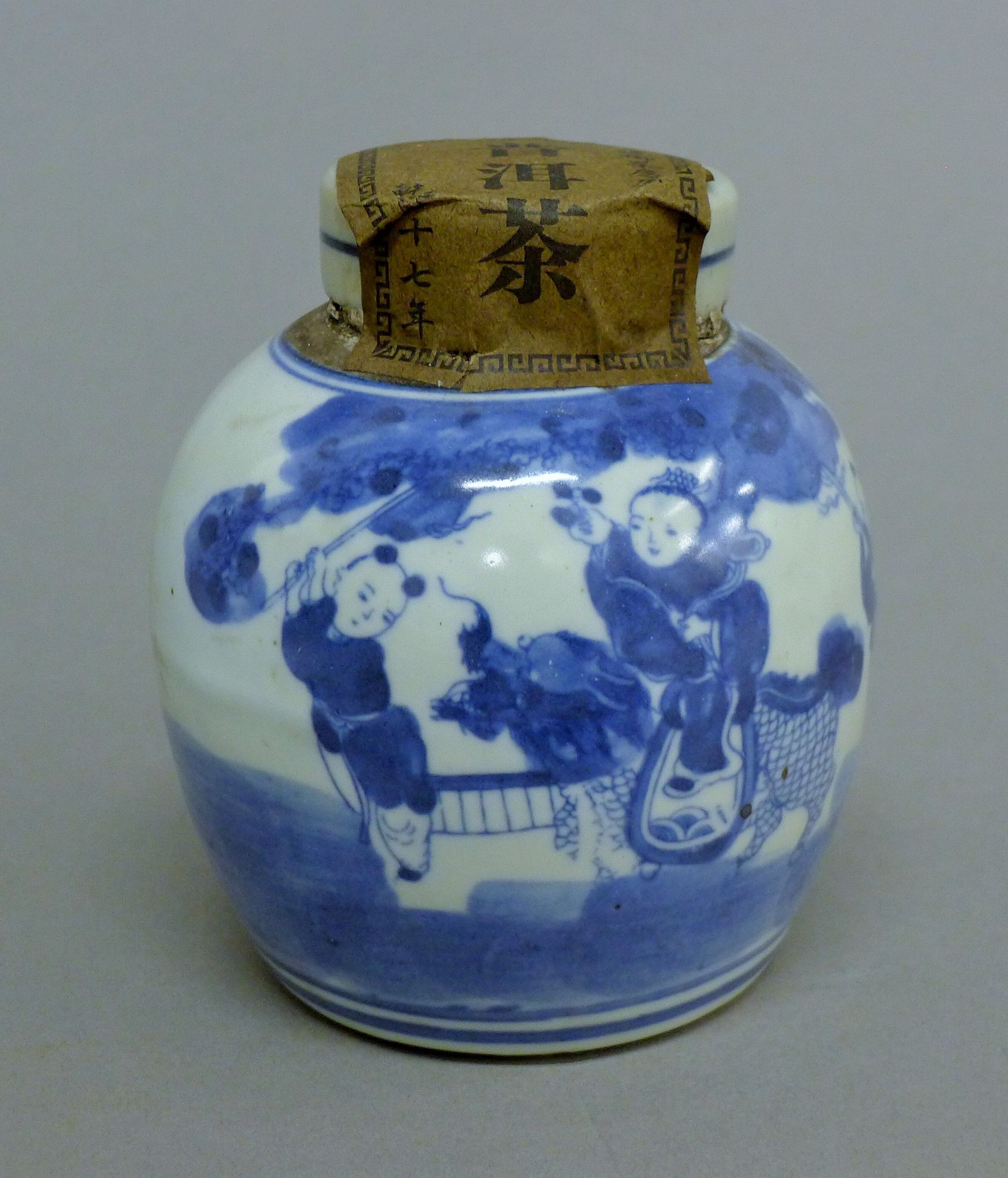 A pair of Chinese blue and white porcelain tea jars. 11.5 cm high. - Image 2 of 7