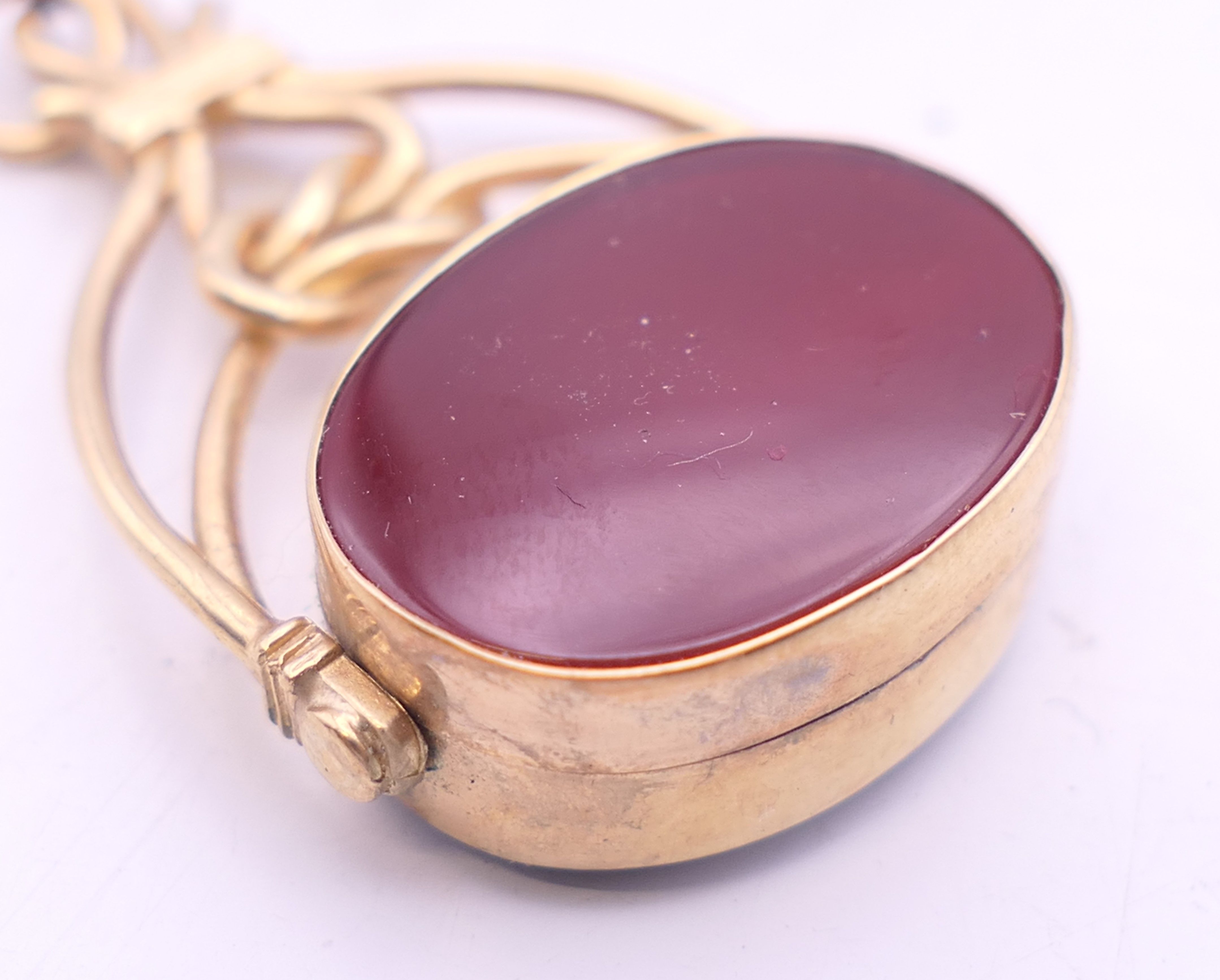 A 9 ct gold bloodstone and carnelian swing fob. 3.5 cm high. 7.6 grammes total weight. - Image 4 of 7