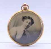 A 9 ct gold photo locket, hallmarked Birmingham 1912. 3 cm diameter.
