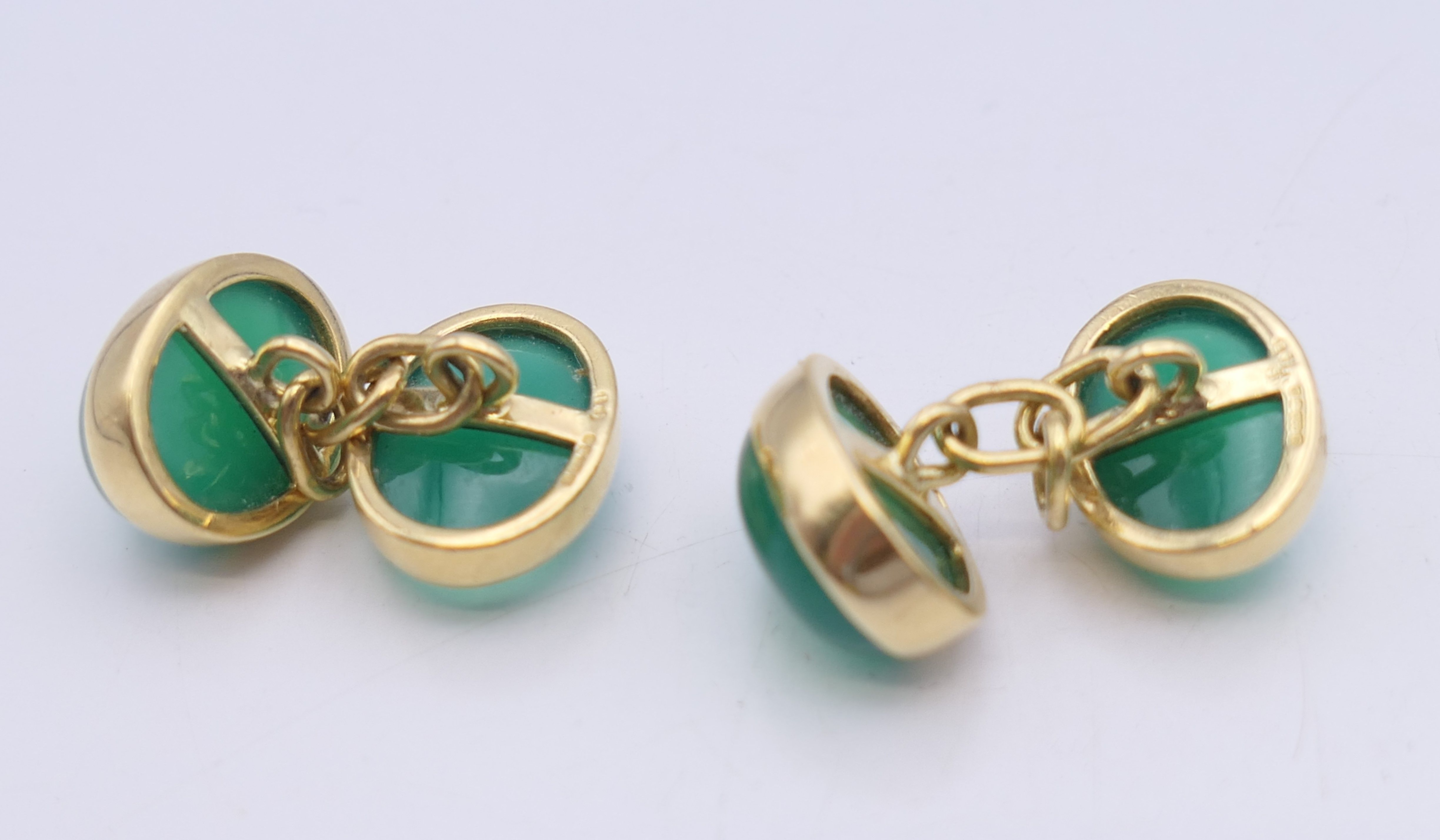 A pair of 18 ct gold jade cufflinks. 1.25 cm high. 8.4 grammes total weight. - Image 2 of 4