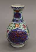 An 18th century Chinese porcelain blue and white Kangshi Period vase. 18.5 cm high.