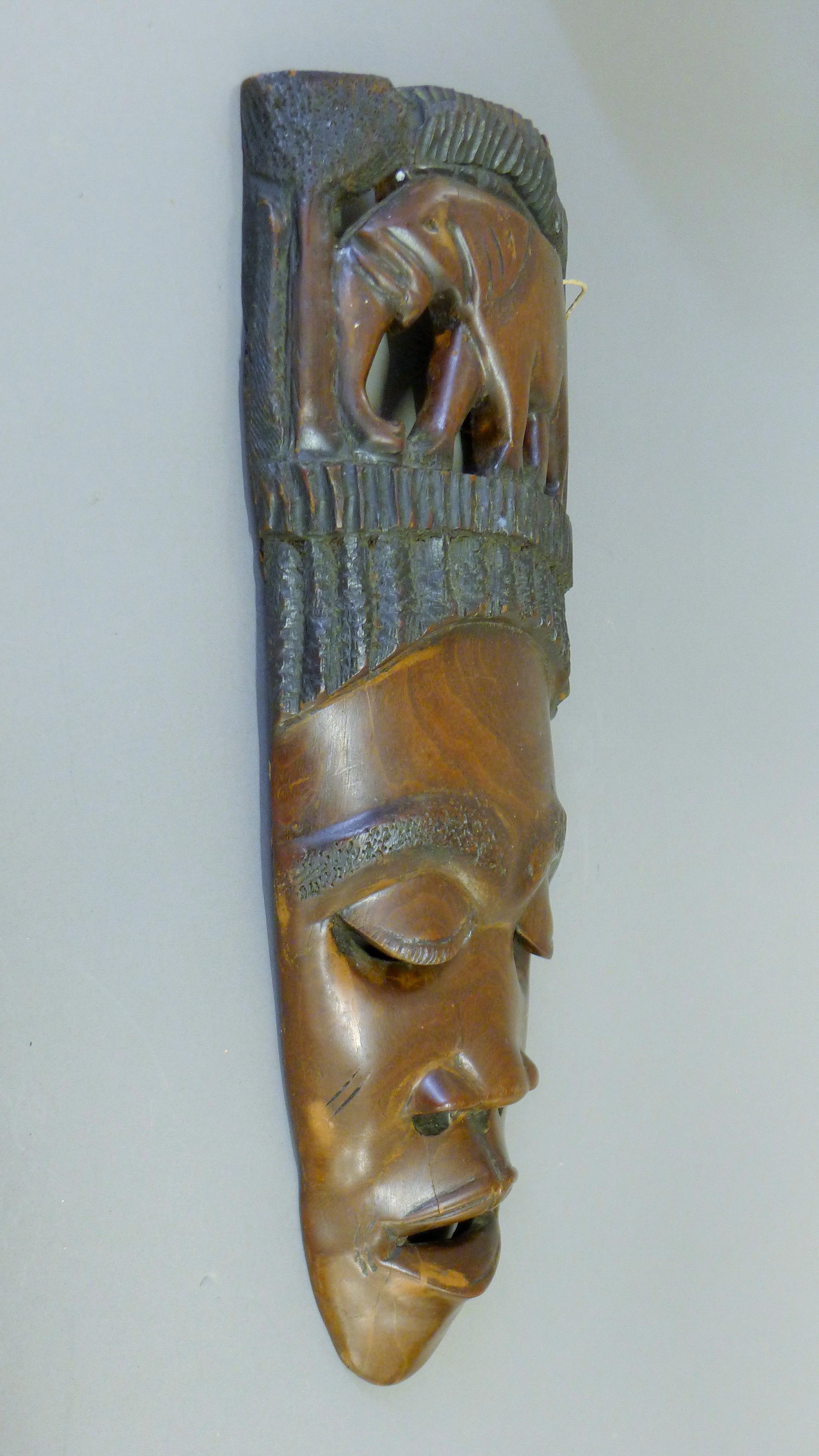 An African wooden mask wall hanging. 56 cm high. - Image 2 of 4