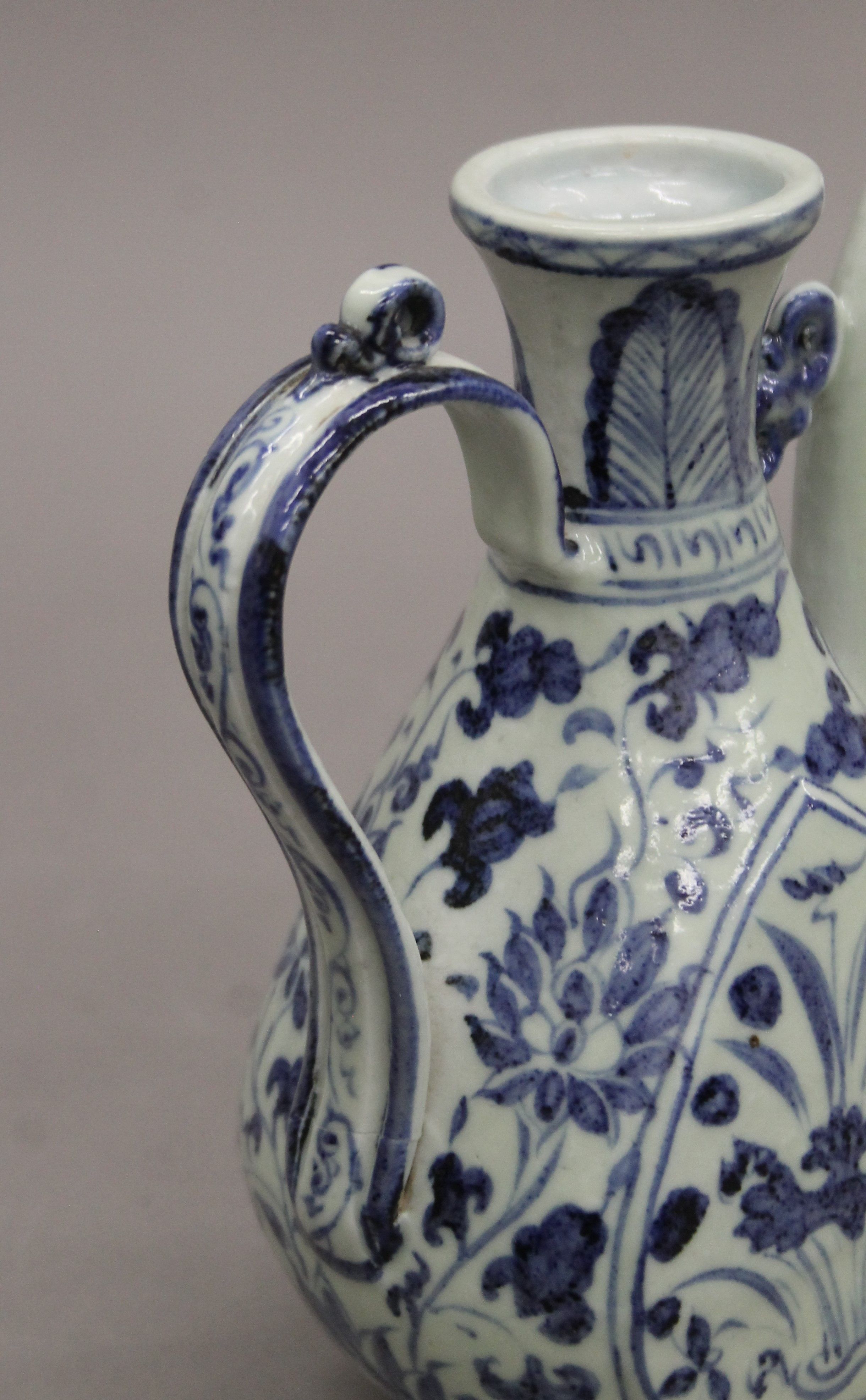 A Chinese blue and white porcelain ewer. 19 cm high. - Image 3 of 5