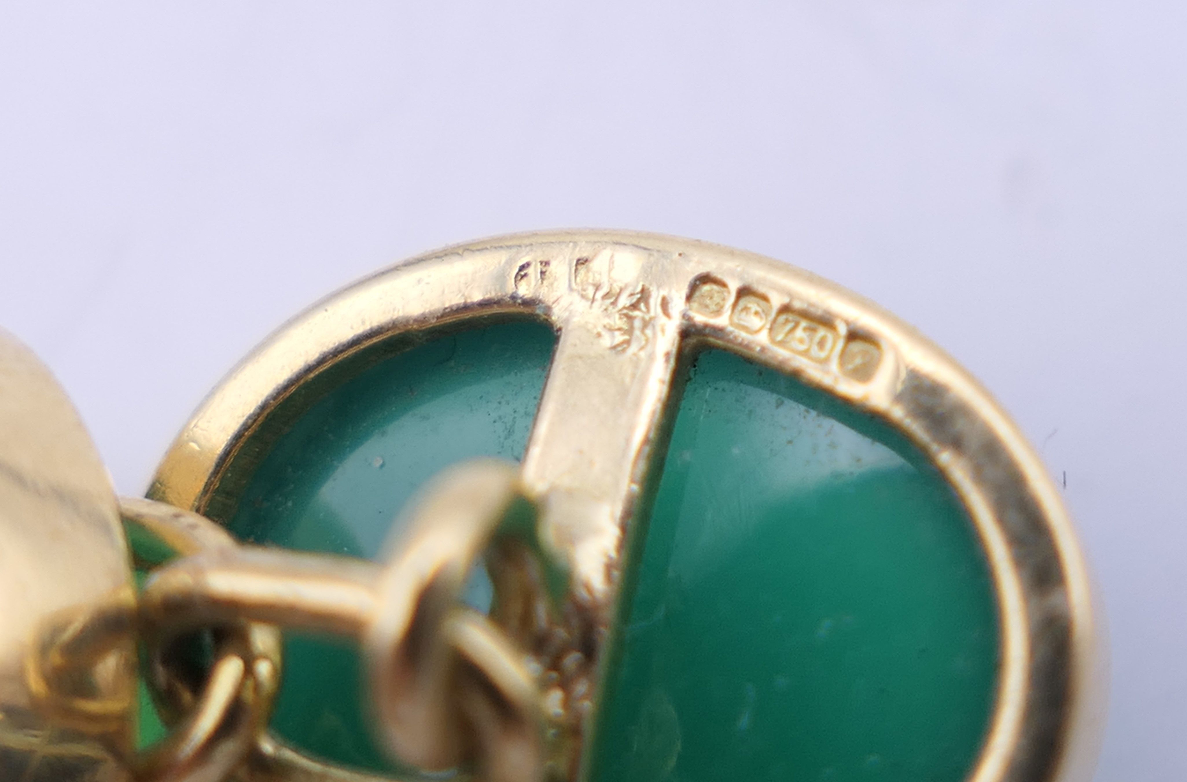 A pair of 18 ct gold jade cufflinks. 1.25 cm high. 8.4 grammes total weight. - Image 3 of 4