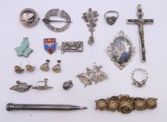 A quantity of silver jewellery.