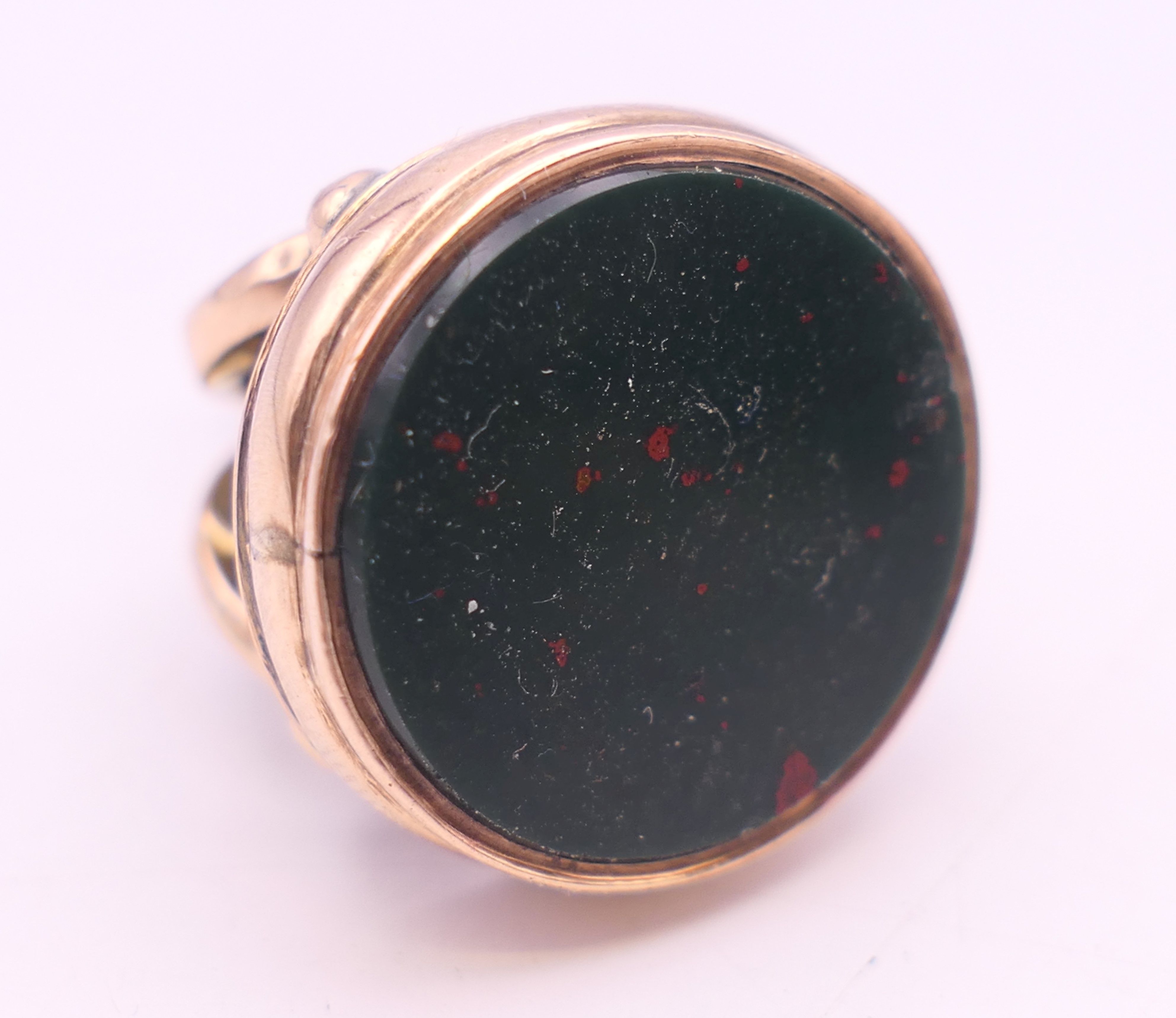 A 9 ct gold and bloodstone fob. 3 cm high. 5.8 grammes total weight. - Image 2 of 5