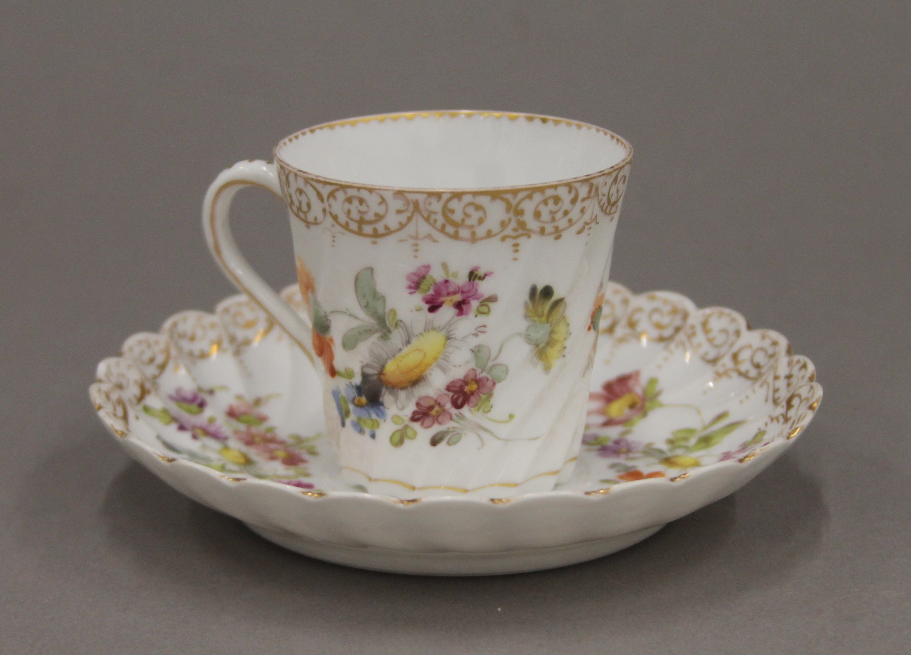 A quantity of Dresden and Vienna porcelain cups and saucers. - Image 8 of 12