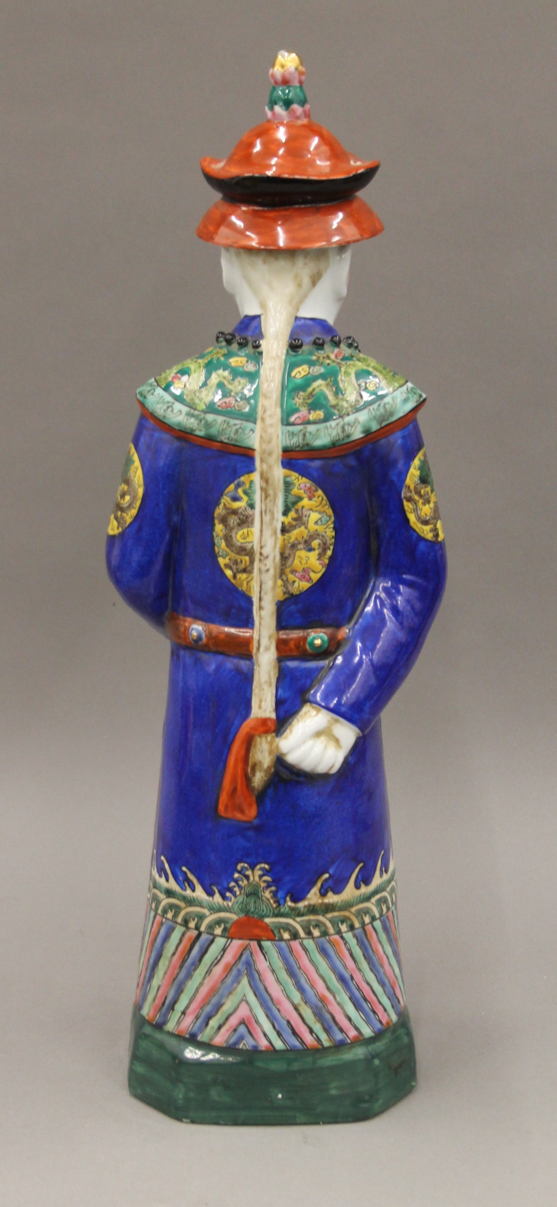 Two Chinese porcelain figures of dignities. The largest 55 cm high. - Image 10 of 11