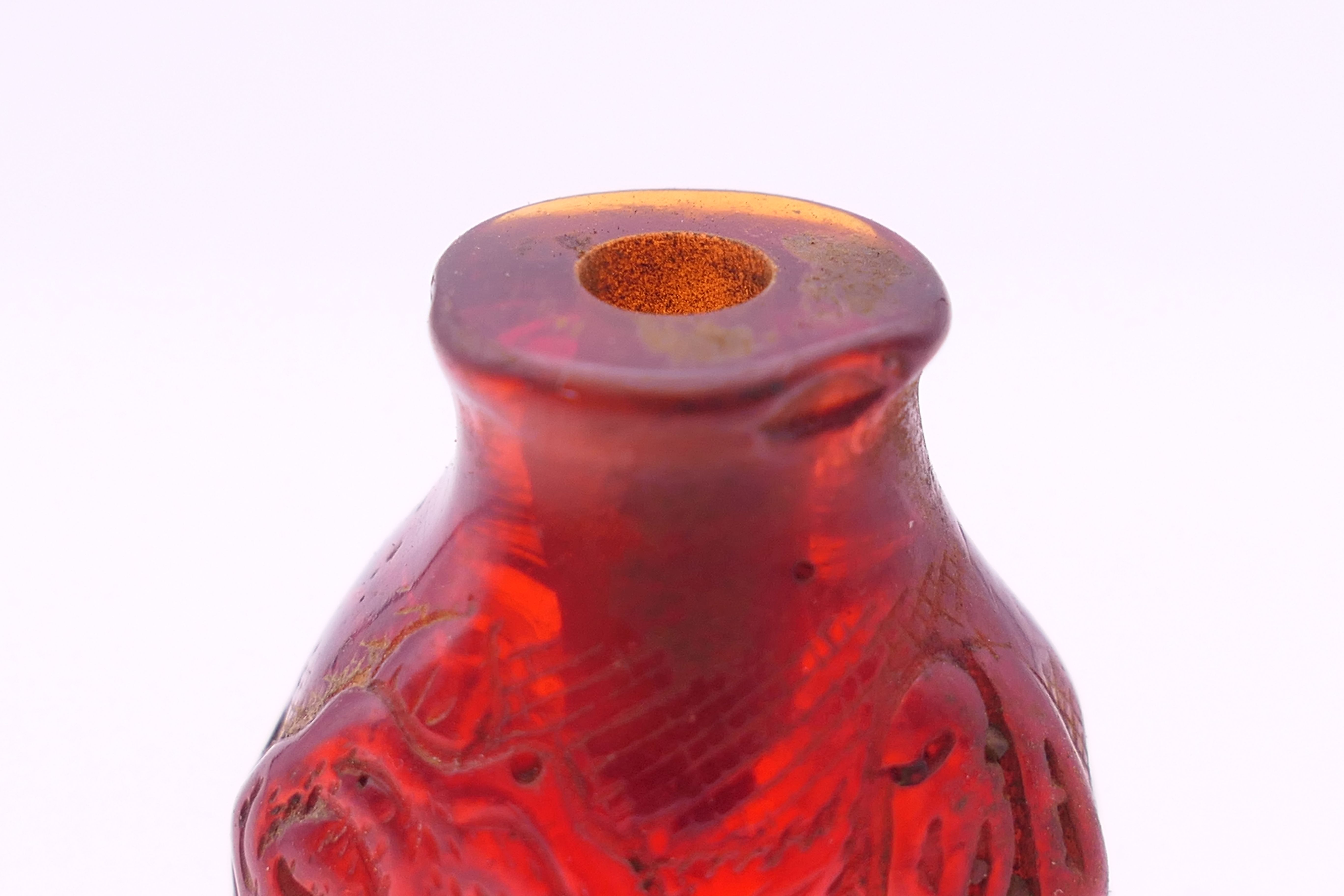 A snuff bottle. 8 cm high. - Image 3 of 4