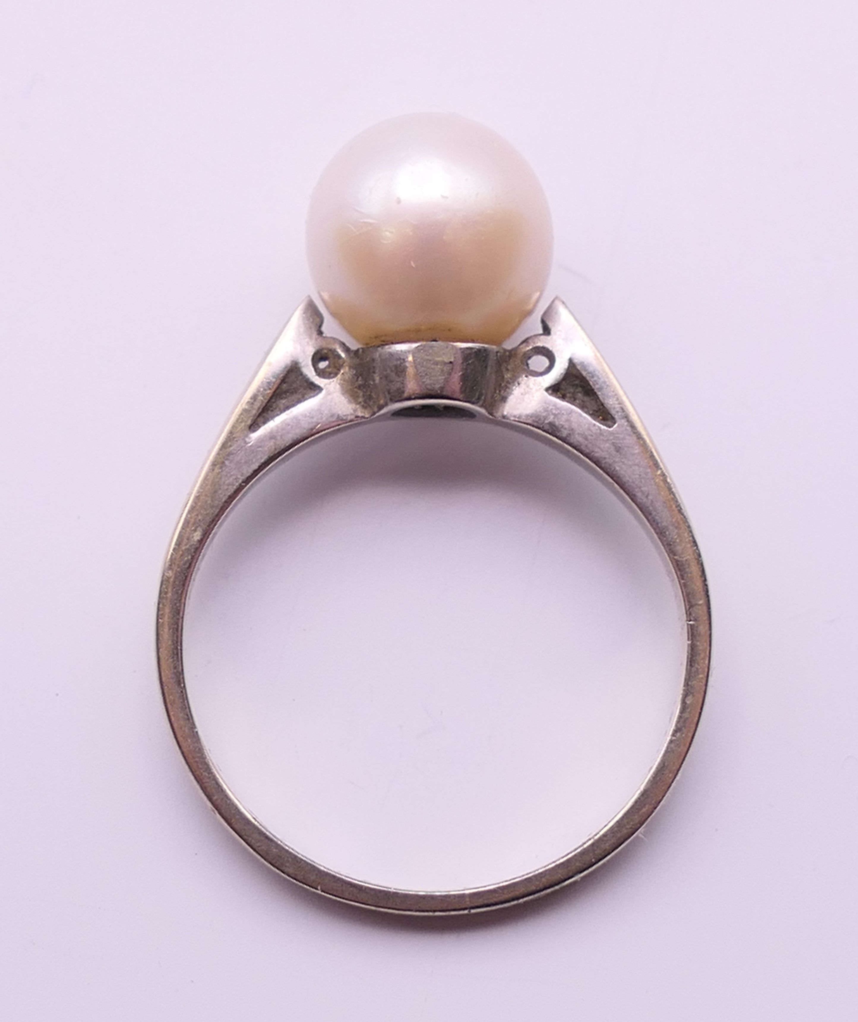 An 18 ct white gold solitaire pearl ring. Ring size I/J. 3.1 grammes total weight. - Image 5 of 8