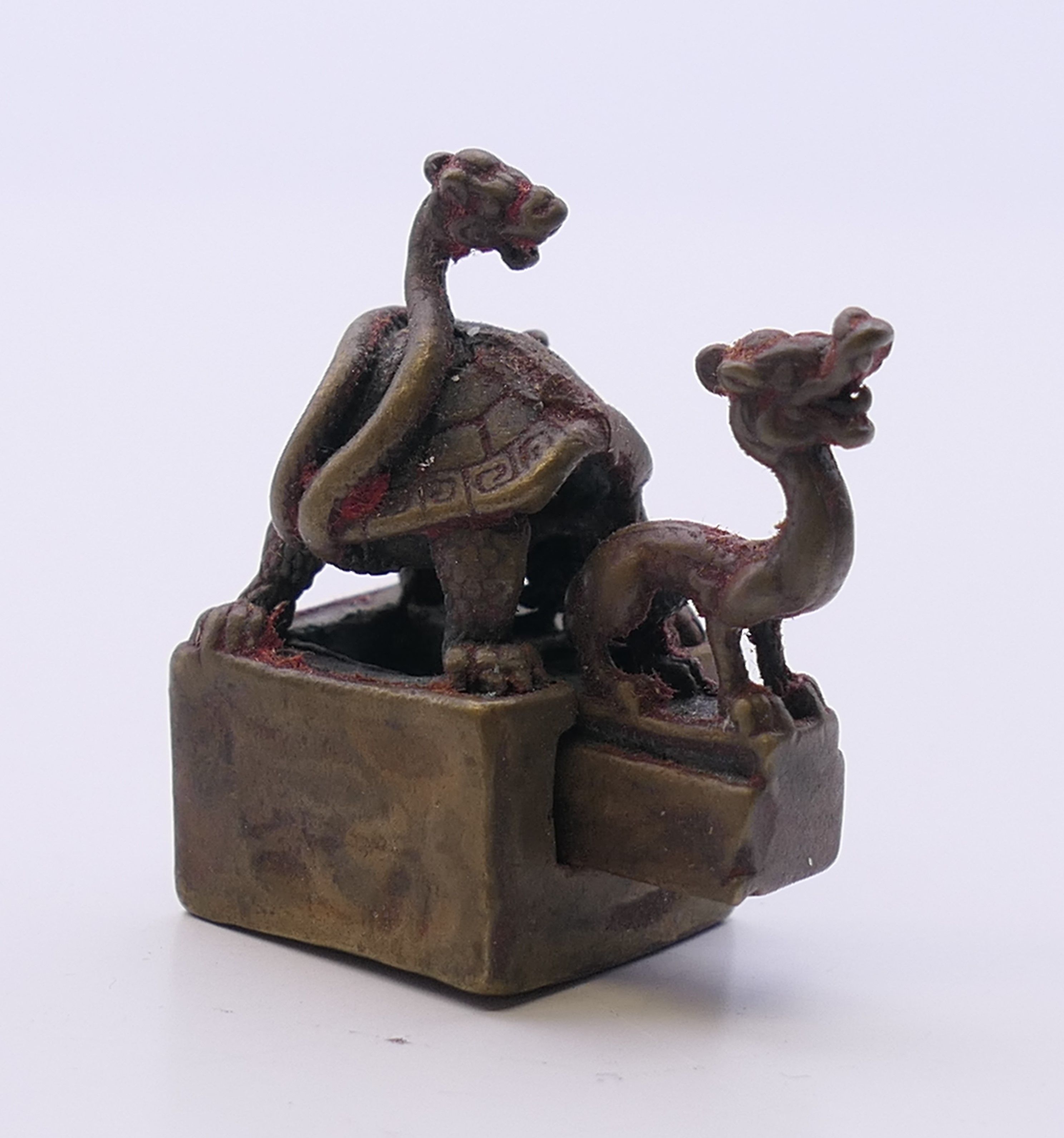 A miniature bronze double turtle seal. 3 cm high. - Image 3 of 5