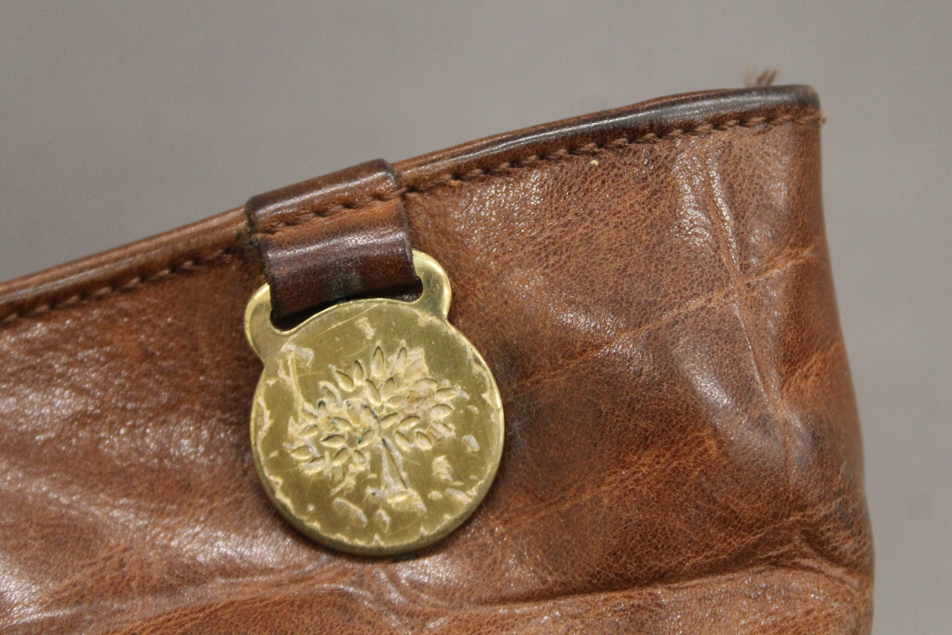 A Mulberry leather handbag. 37 cm wide. - Image 3 of 4