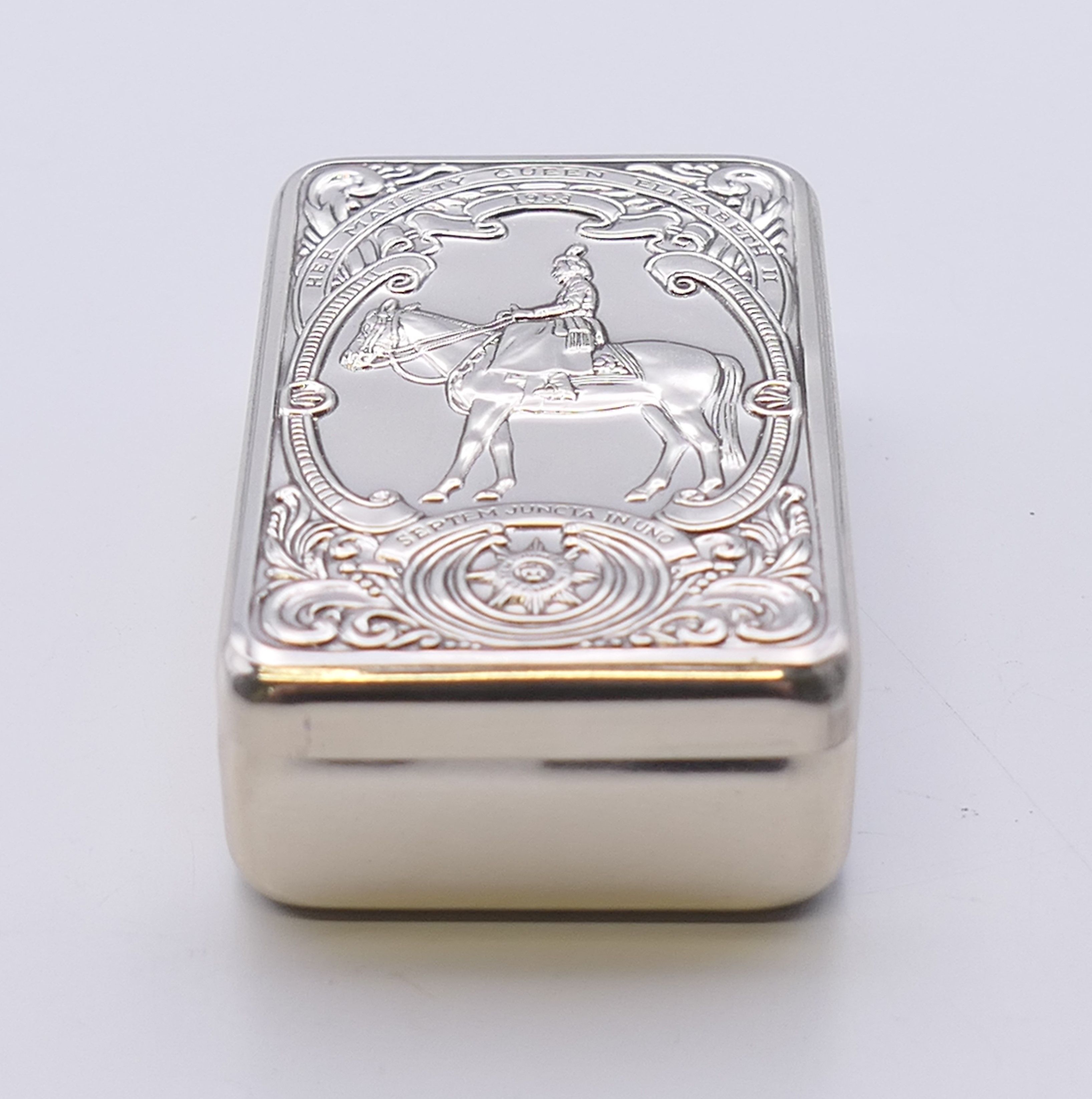 A small silver box commemorating Queen Elizabeth II. 5.5 cm high. 31.7 grammes. - Image 2 of 6