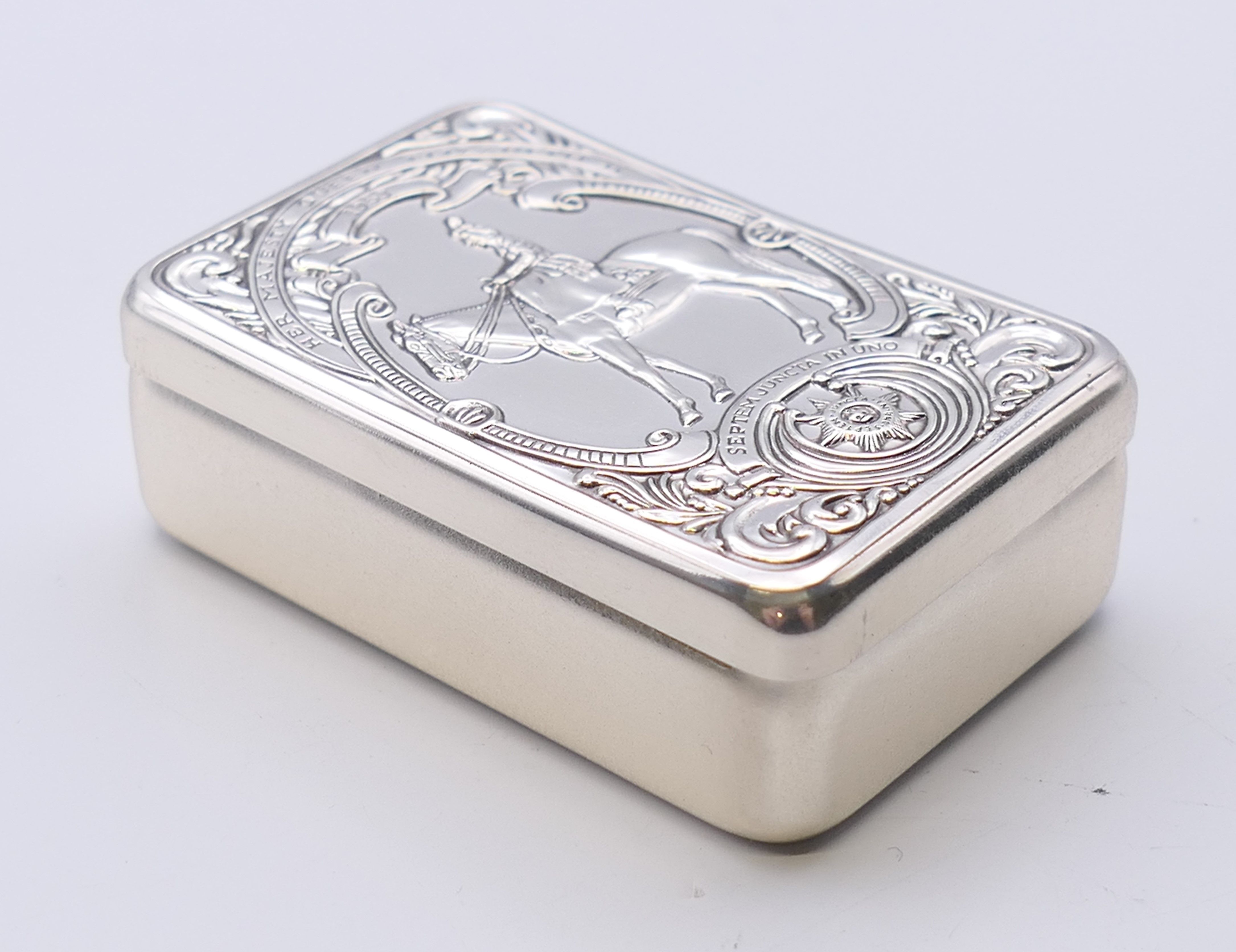 A small silver box commemorating Queen Elizabeth II. 5.5 cm high. 31.7 grammes. - Image 4 of 6