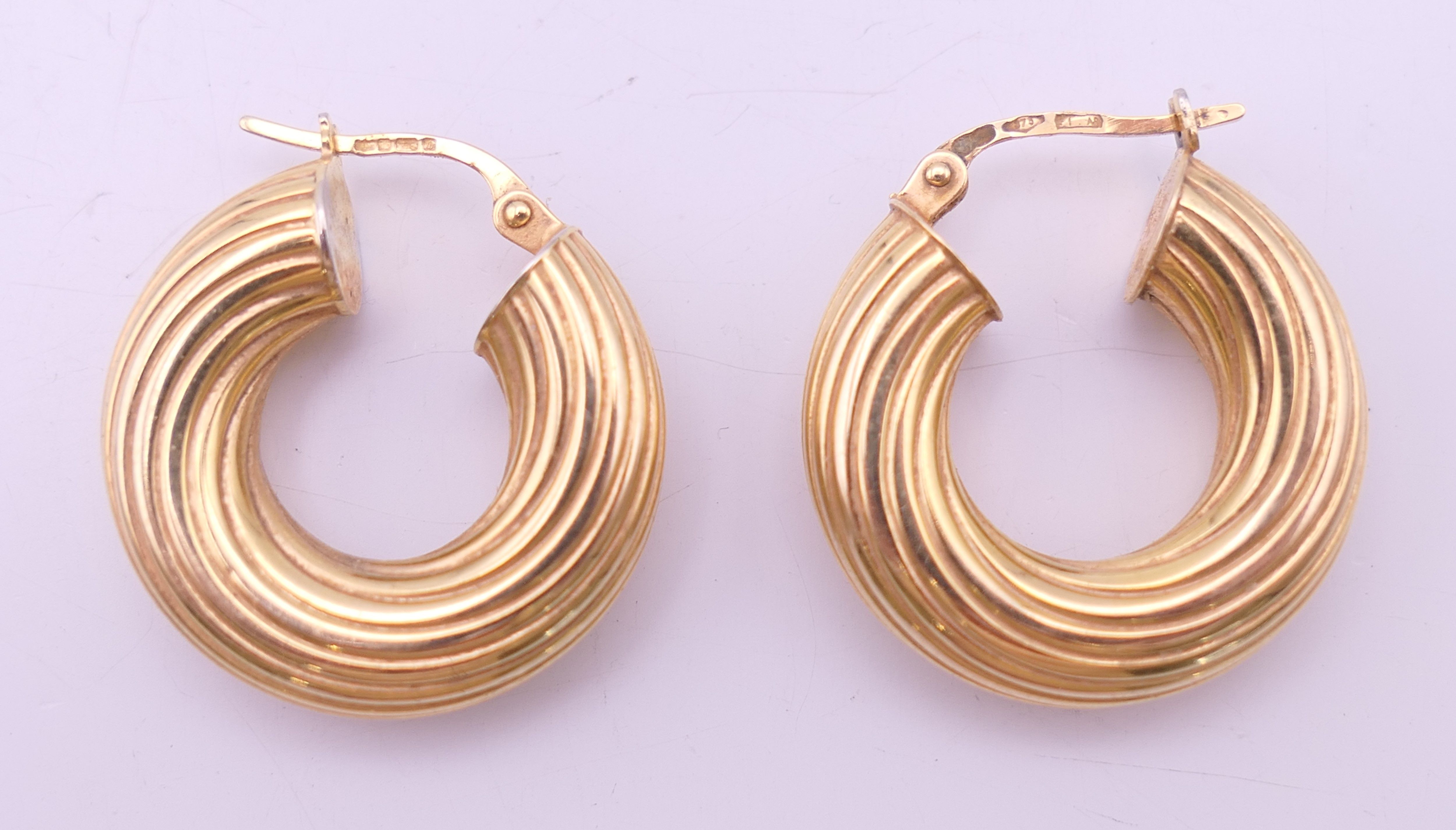 A pair of 9 ct gold earrings. 2 cm high. 3.3 grammes. - Bild 2 aus 6