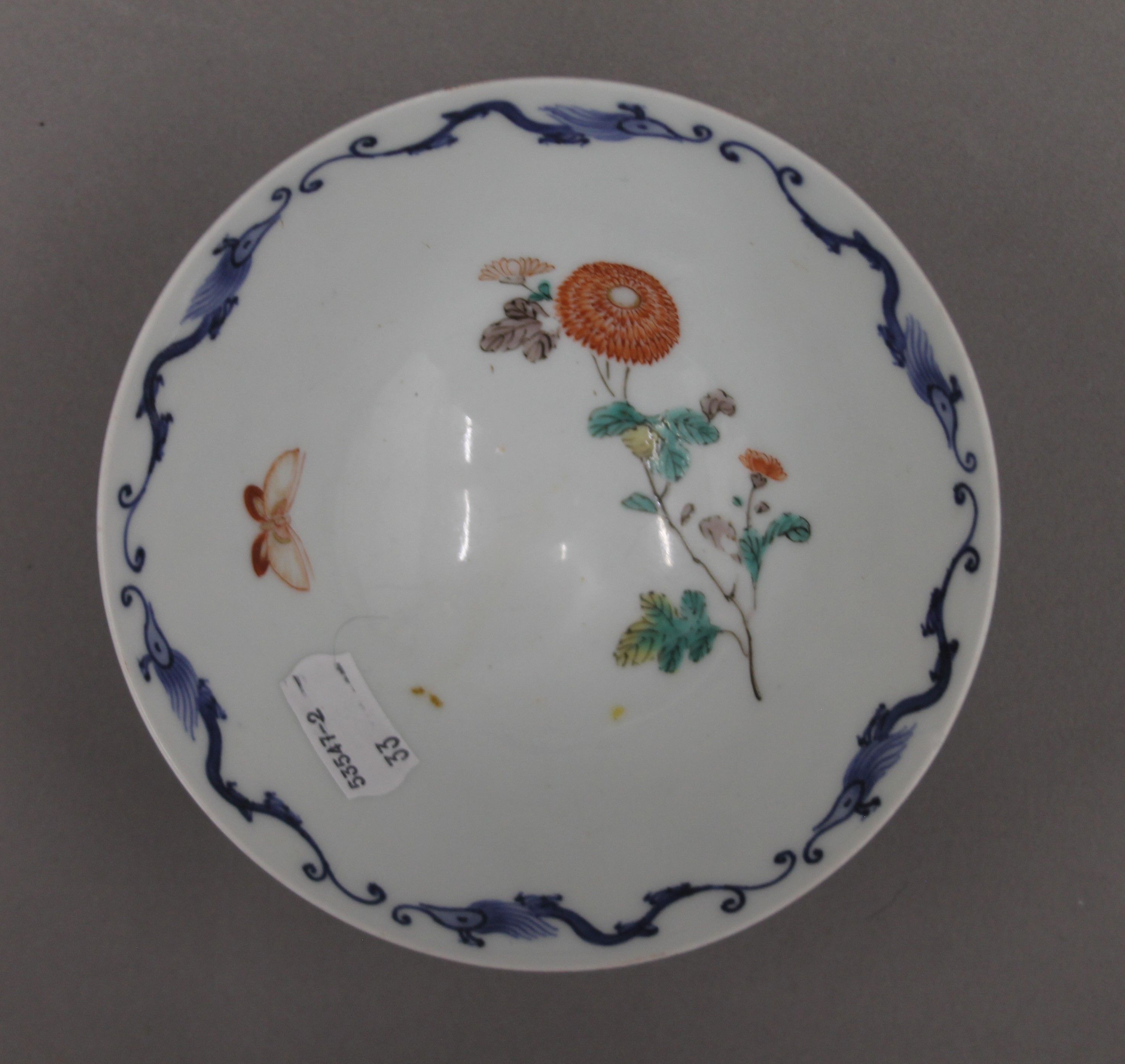 Two Oriental porcelain bowls. The largest 13.5 cm diameter. - Image 7 of 8