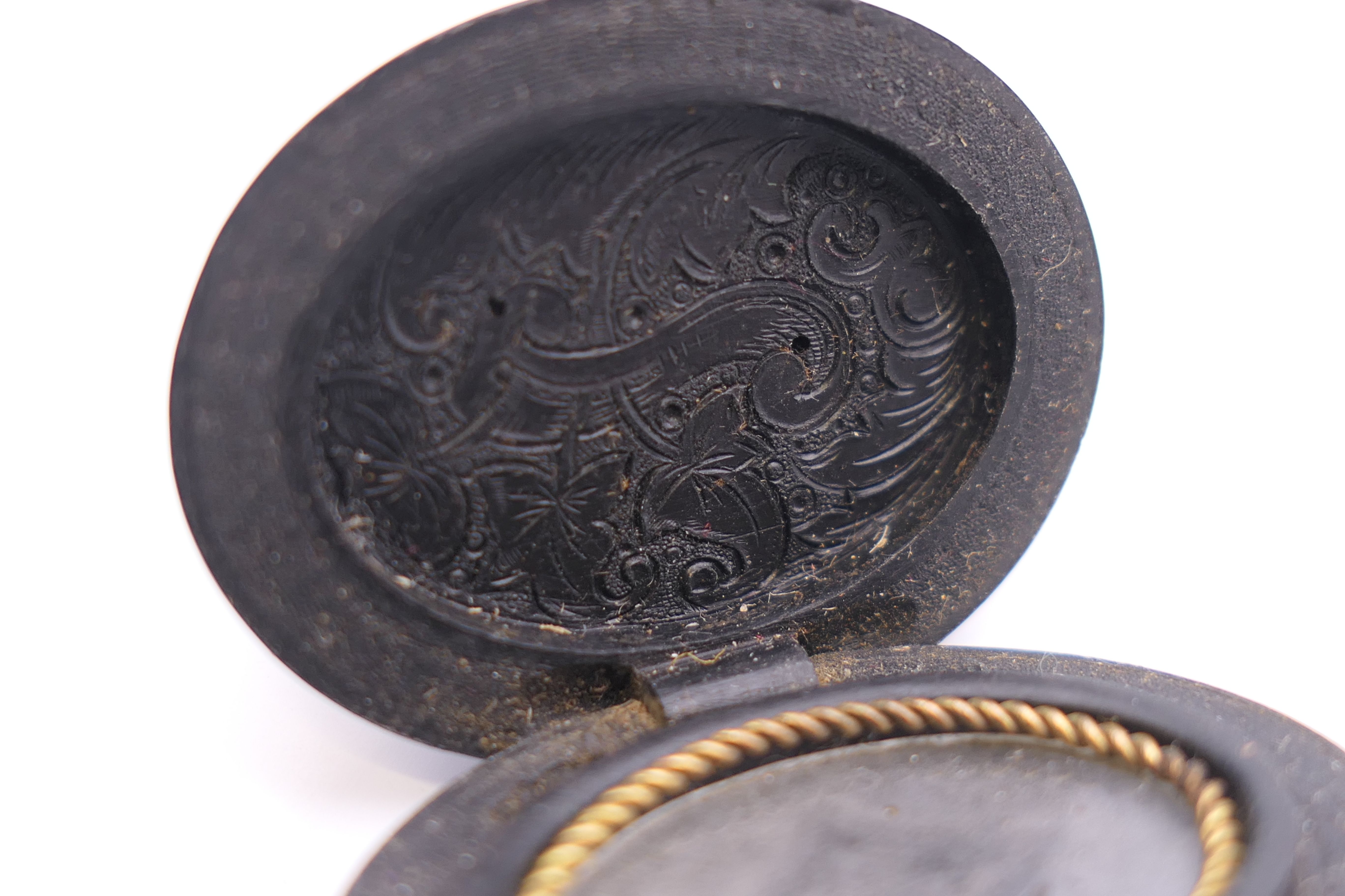 A locket with floral motif to the front. 3.5 cm high. - Image 5 of 6