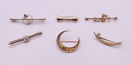 Six 9 ct gold brooches. The largest 5 cm wide. 14.6 grammes total weight.