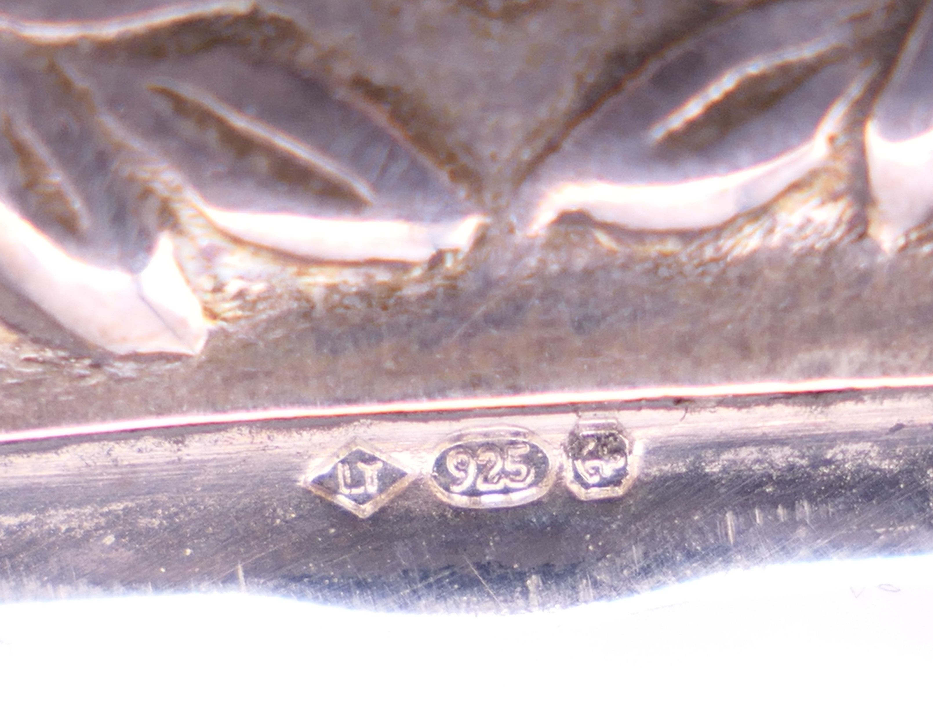 A sterling silver 925 Masonic vesta case. 4 cm wide. 40.7 grammes. - Image 4 of 5