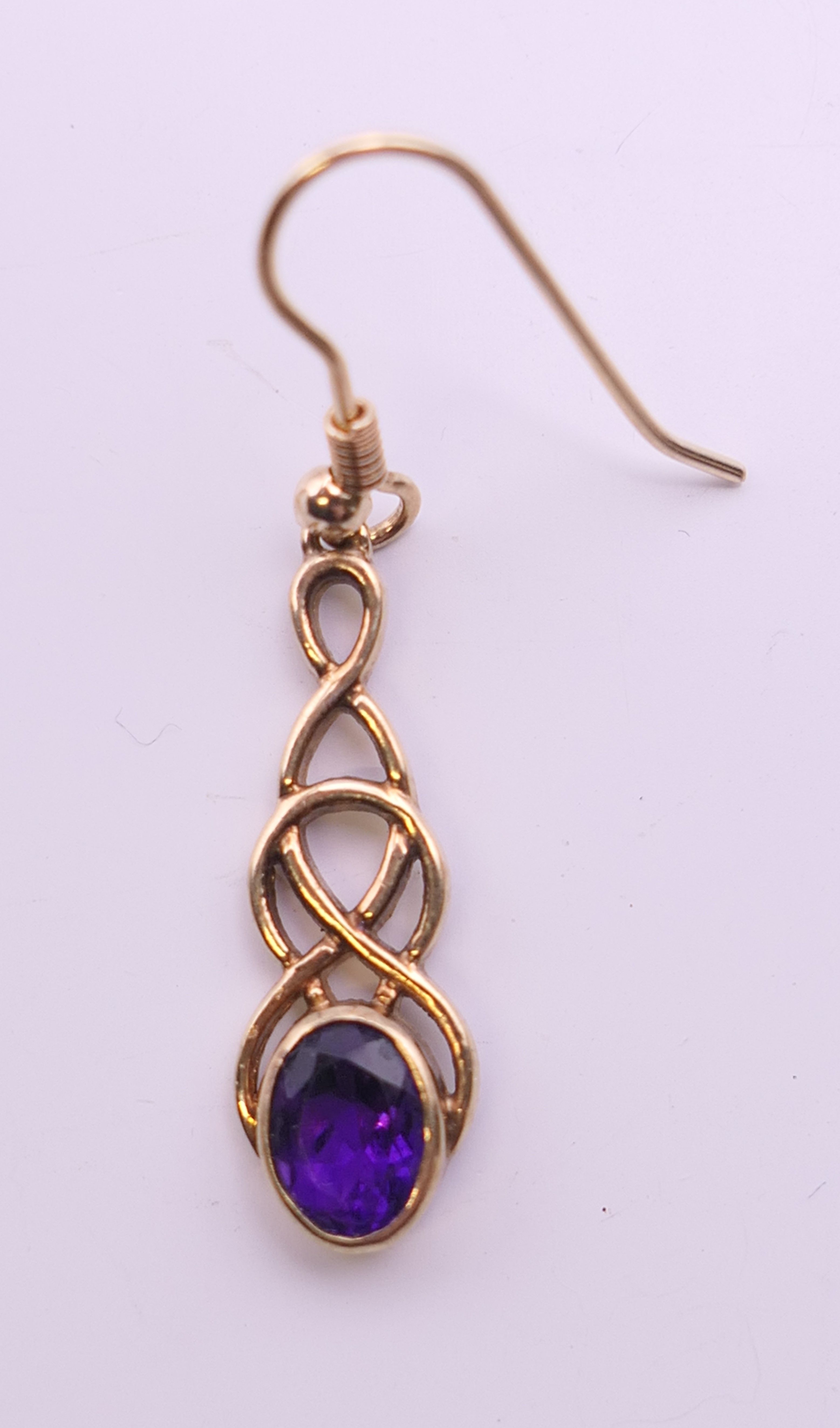 A pair of 9 ct gold and amethyst Celtic rope design earrings. 2.5 cm high. 3.3 grammes total weight. - Bild 2 aus 3