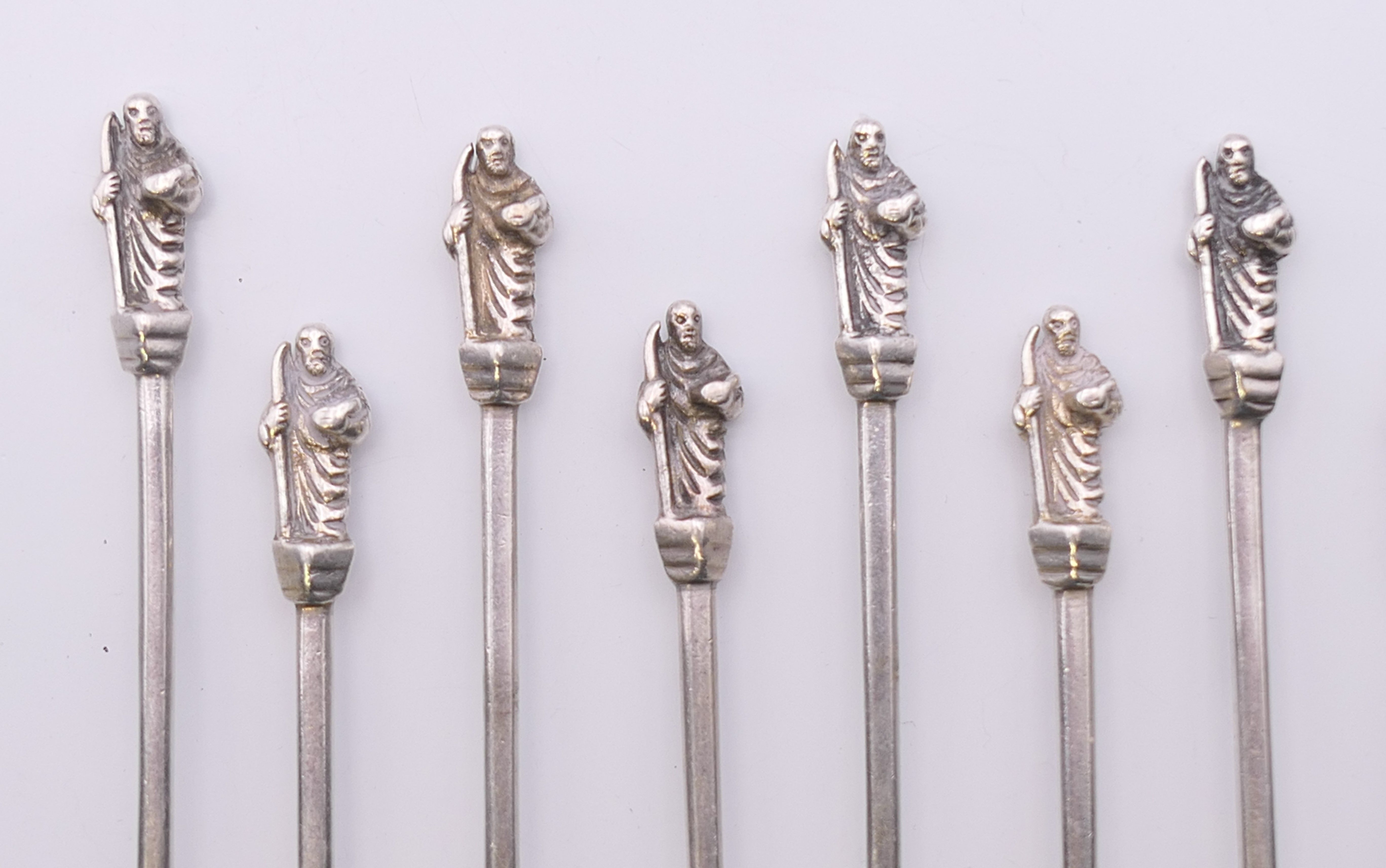 Nine silver Apostle teaspoons. Each 11.5 cm high. 126.8 grammes. - Image 2 of 5