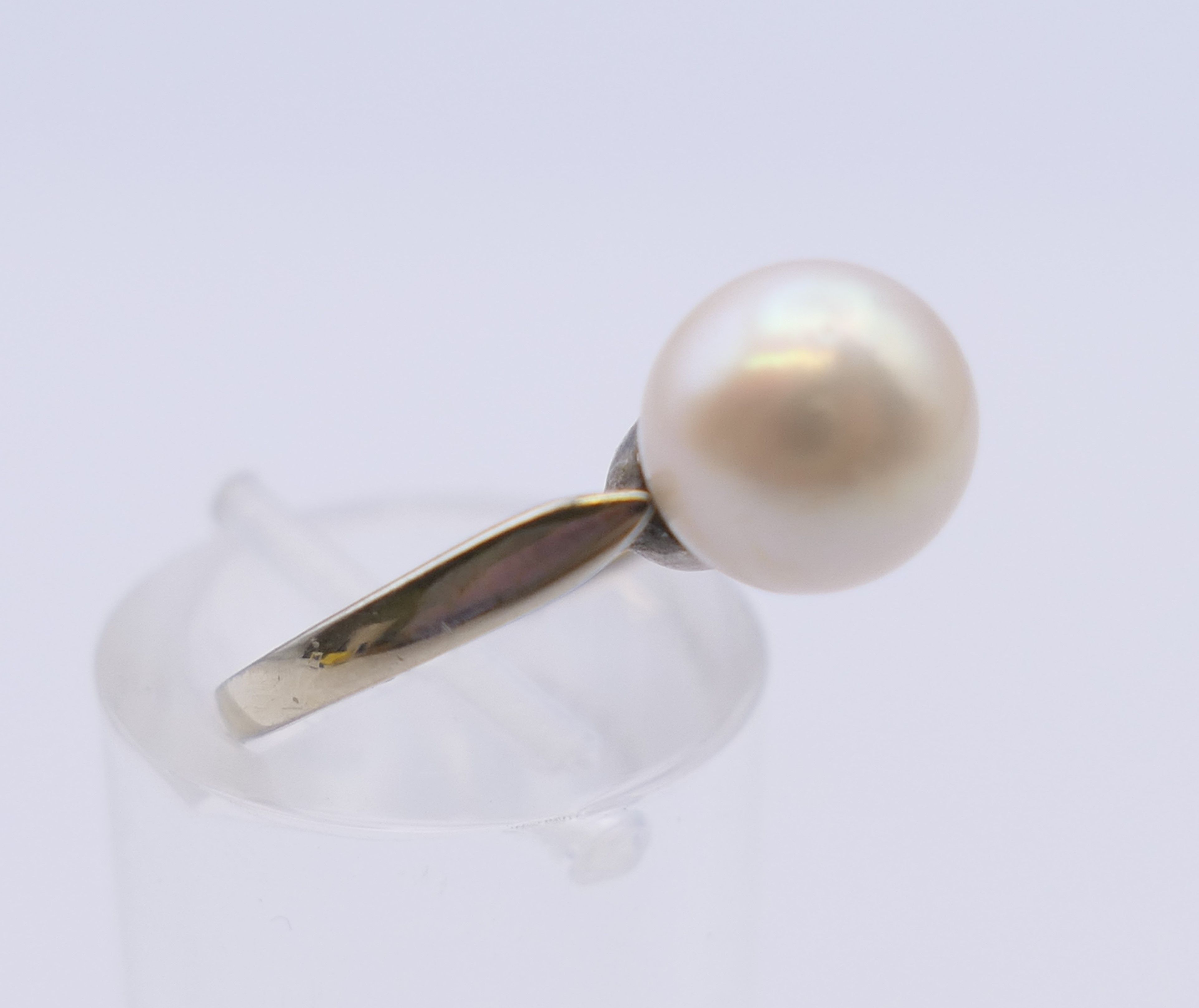 An 18 ct white gold solitaire pearl ring. Ring size I/J. 3.1 grammes total weight. - Image 4 of 8