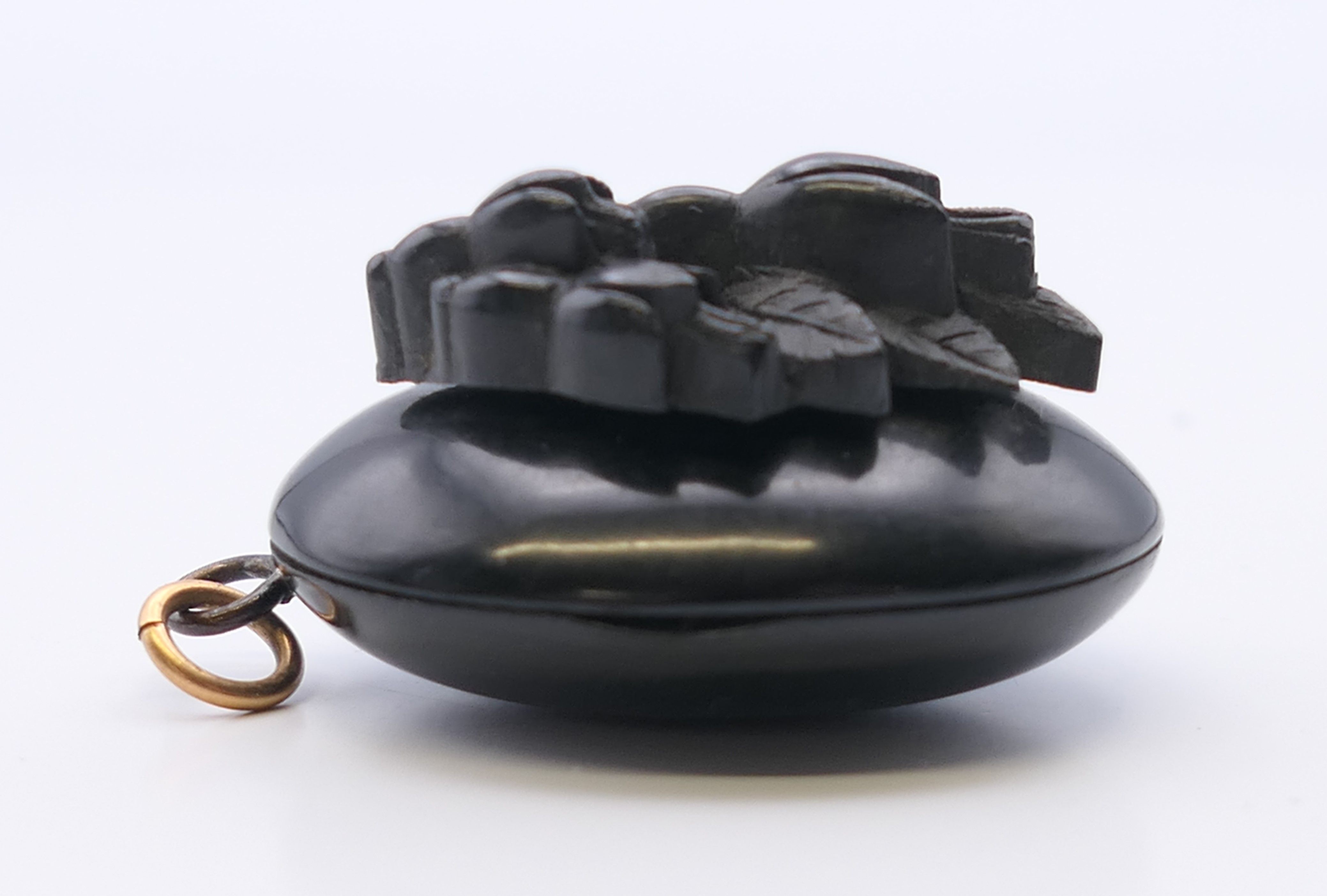 A locket with floral motif to the front. 3.5 cm high. - Image 3 of 6