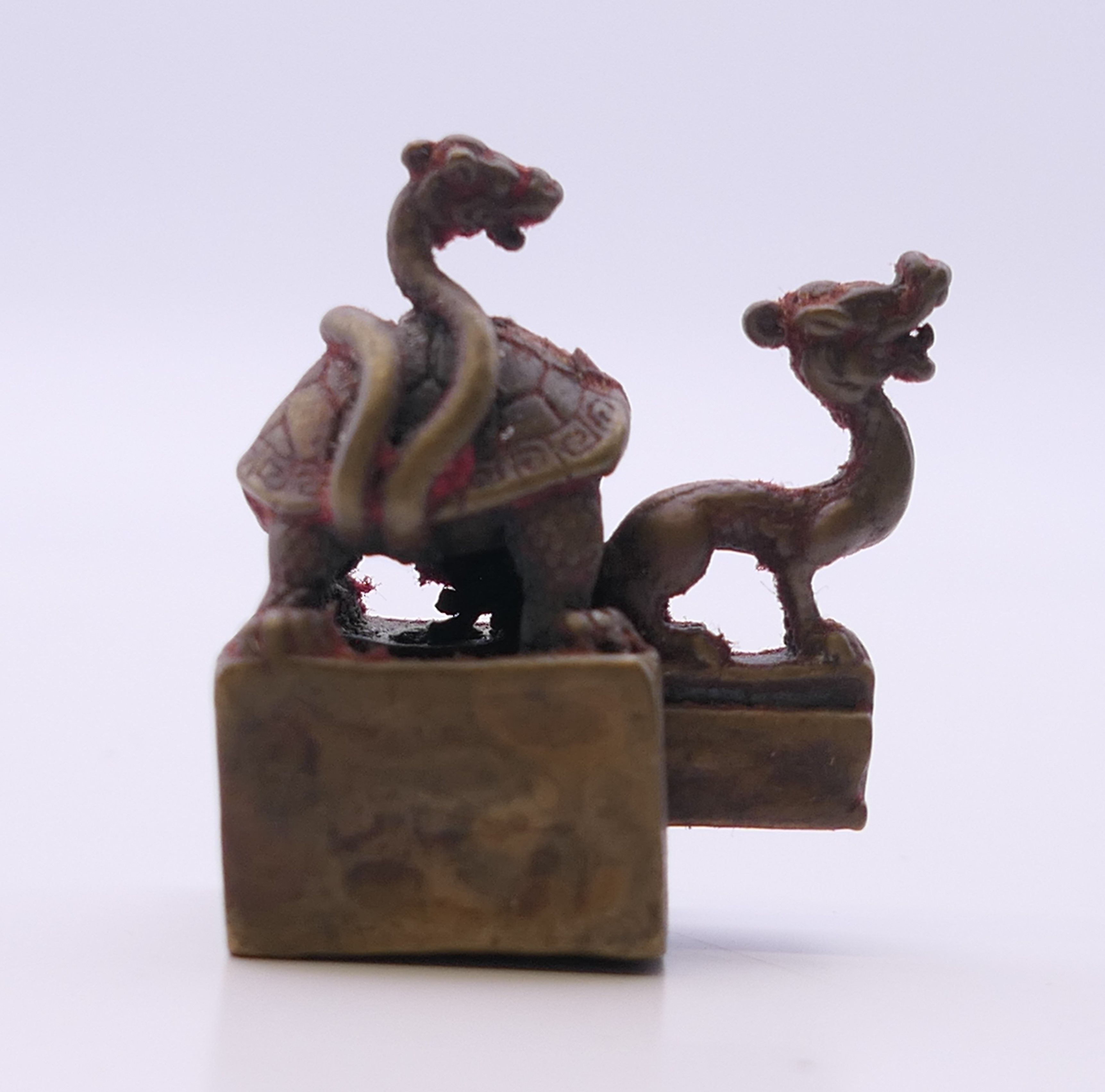 A miniature bronze double turtle seal. 3 cm high. - Image 4 of 5