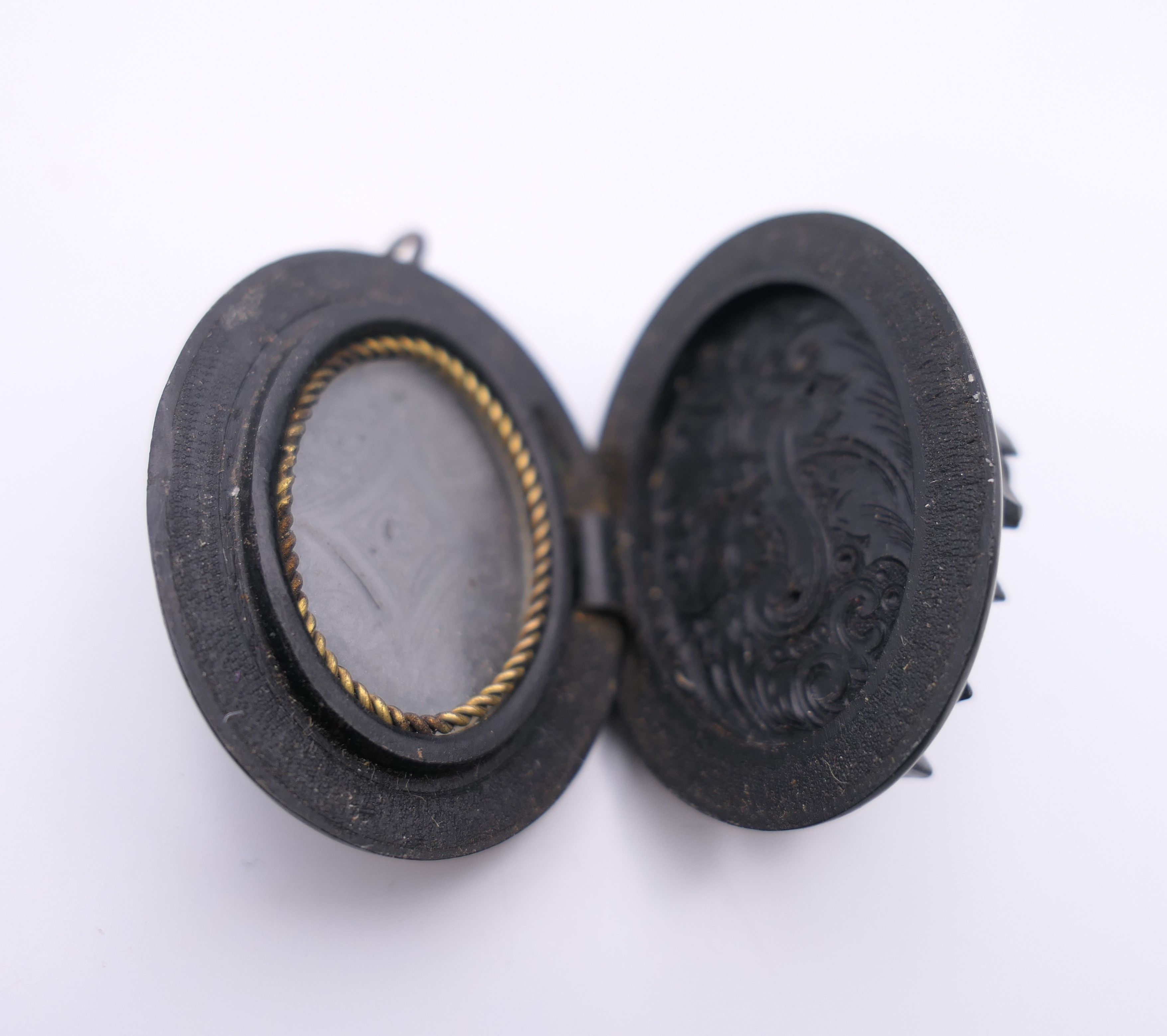 A locket with floral motif to the front. 3.5 cm high. - Image 4 of 6