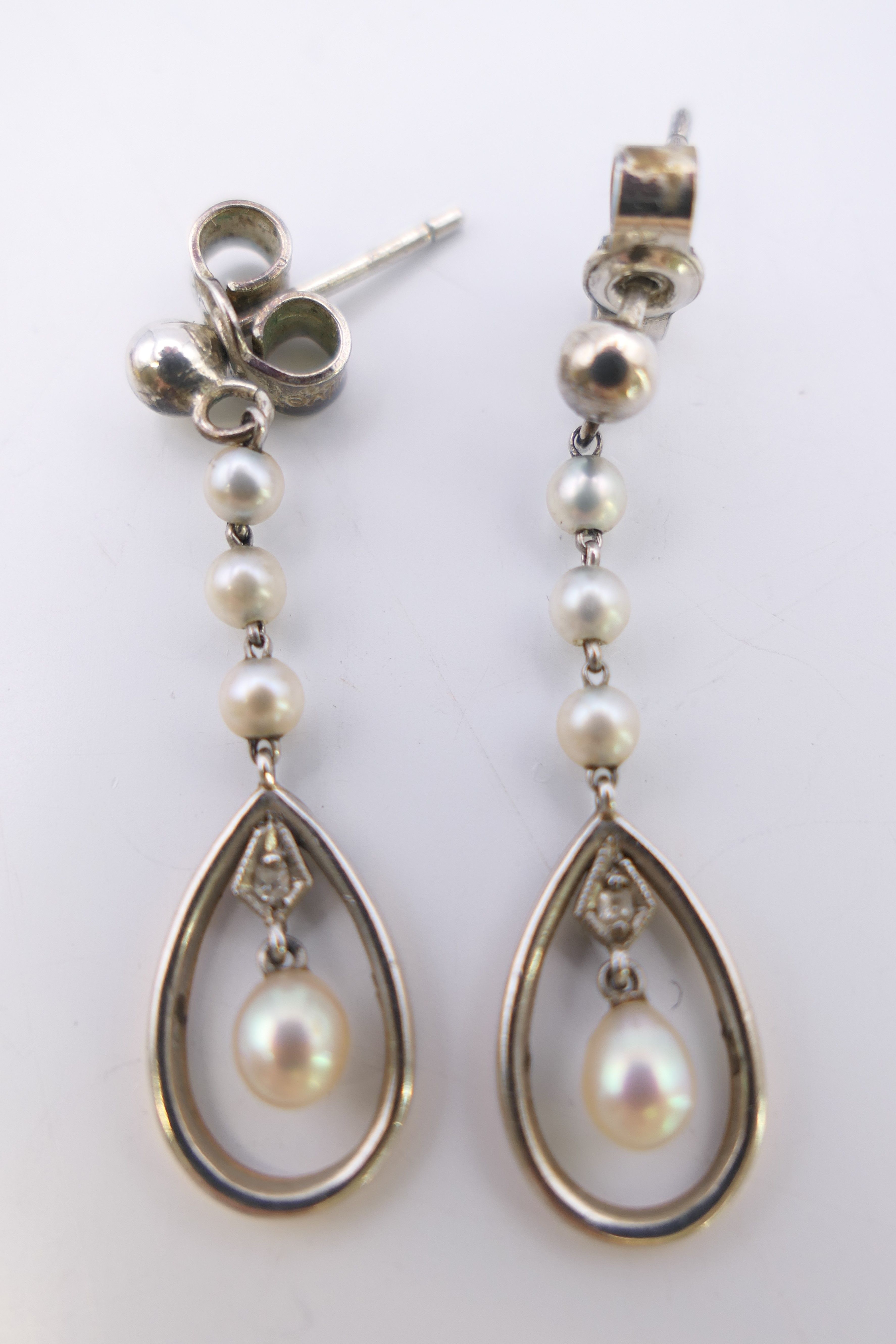 Two pairs of seed pearl earrings. The largest 2.5 cm high. - Bild 3 aus 4