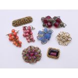 Six vintage brooches and two vintage necklaces. The largest brooch 6 cm wide.