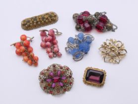 Six vintage brooches and two vintage necklaces. The largest brooch 6 cm wide.