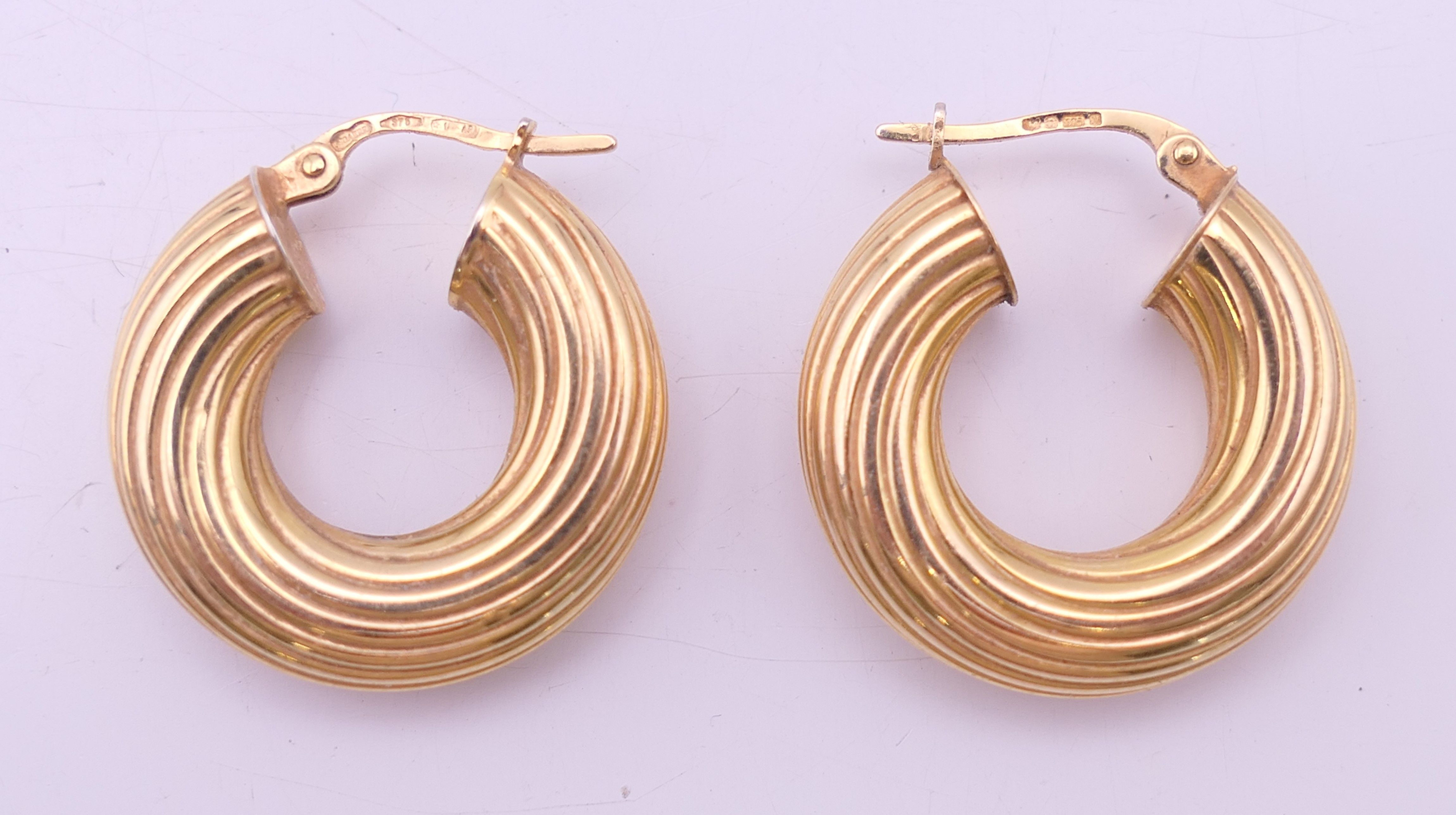 A pair of 9 ct gold earrings. 2 cm high. 3.3 grammes.