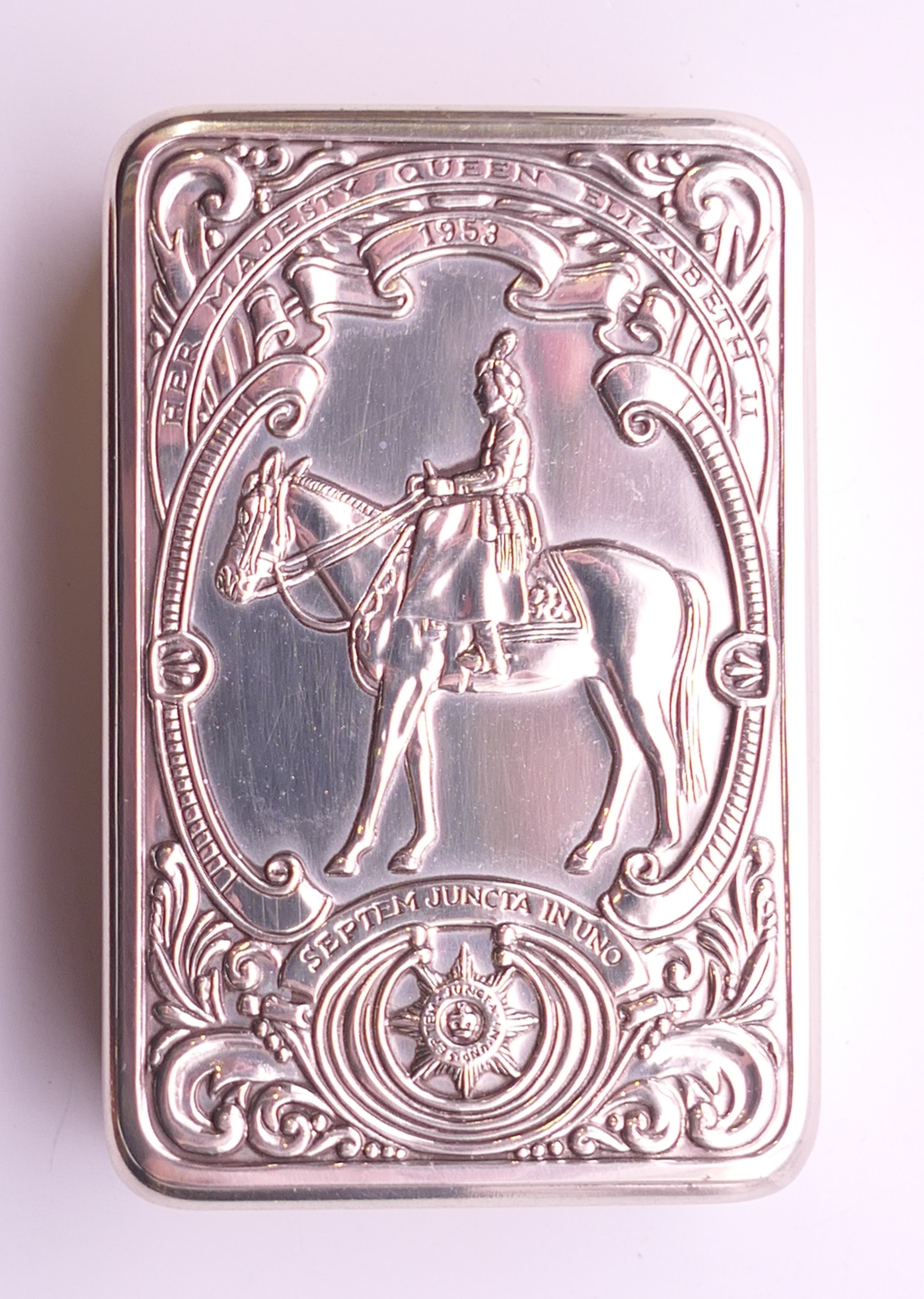 A small silver box commemorating Queen Elizabeth II. 5.5 cm high. 31.7 grammes. - Image 3 of 6