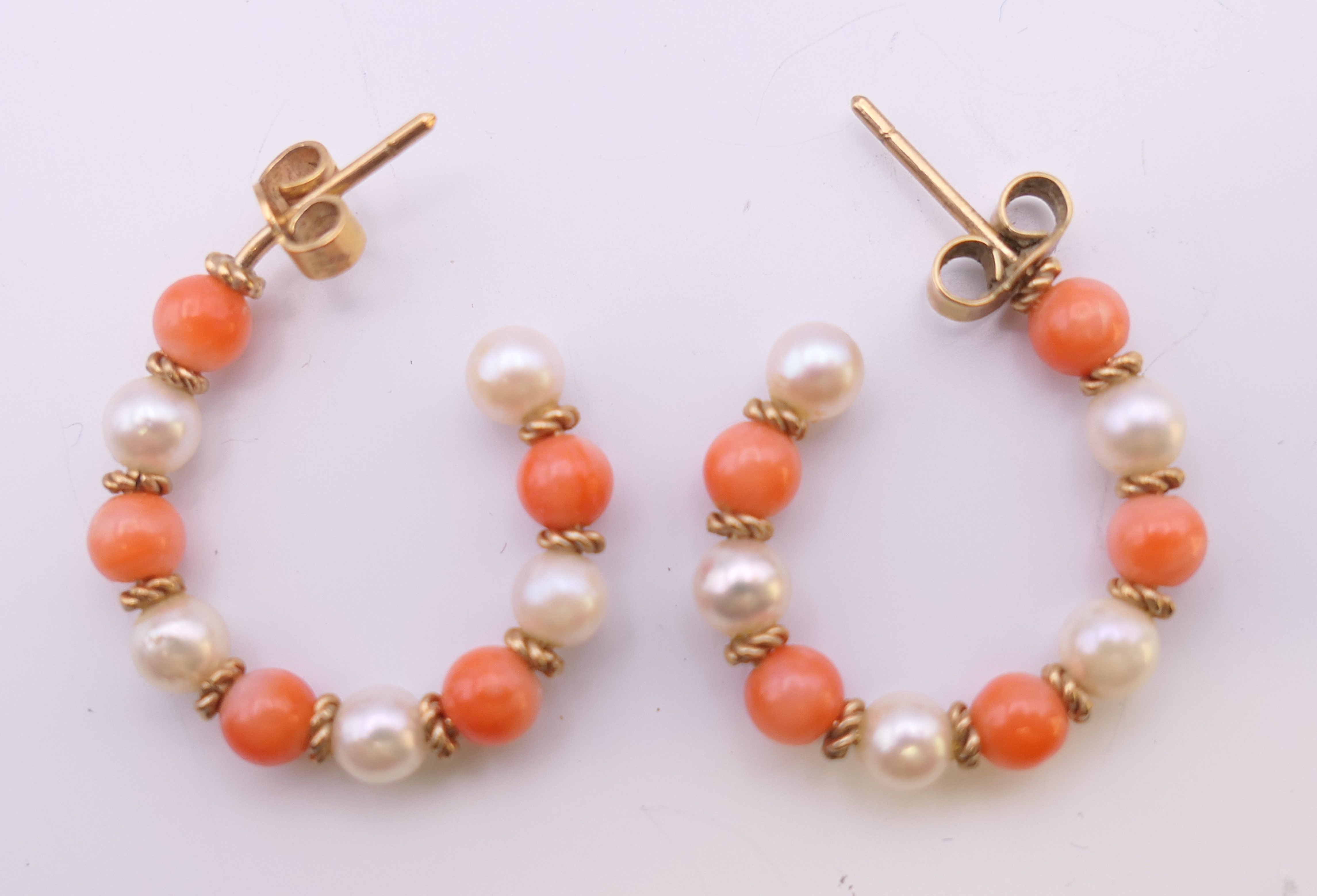 A coral and seed pearl necklace with a 15 ct gold clasp, with matching earrings. - Bild 9 aus 11